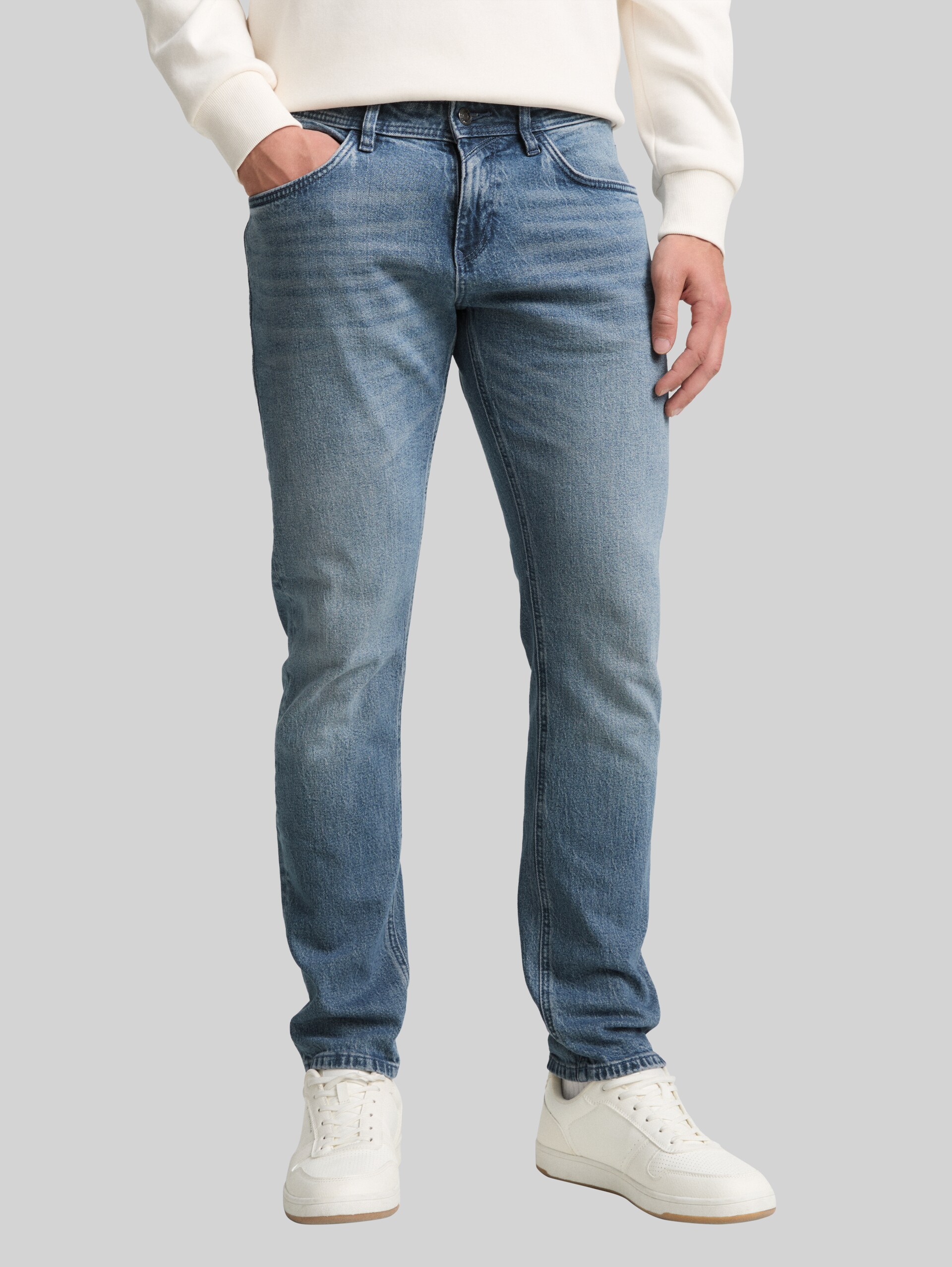 TTPIERS SLIM jeans - mid stone blue grey denim - Neckline model front view