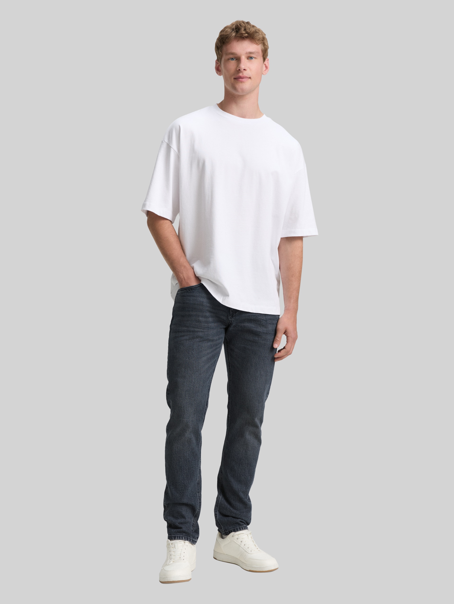TTPIERS SLIM Jeans - used dark stone grey denim - Model-Vorderansicht
