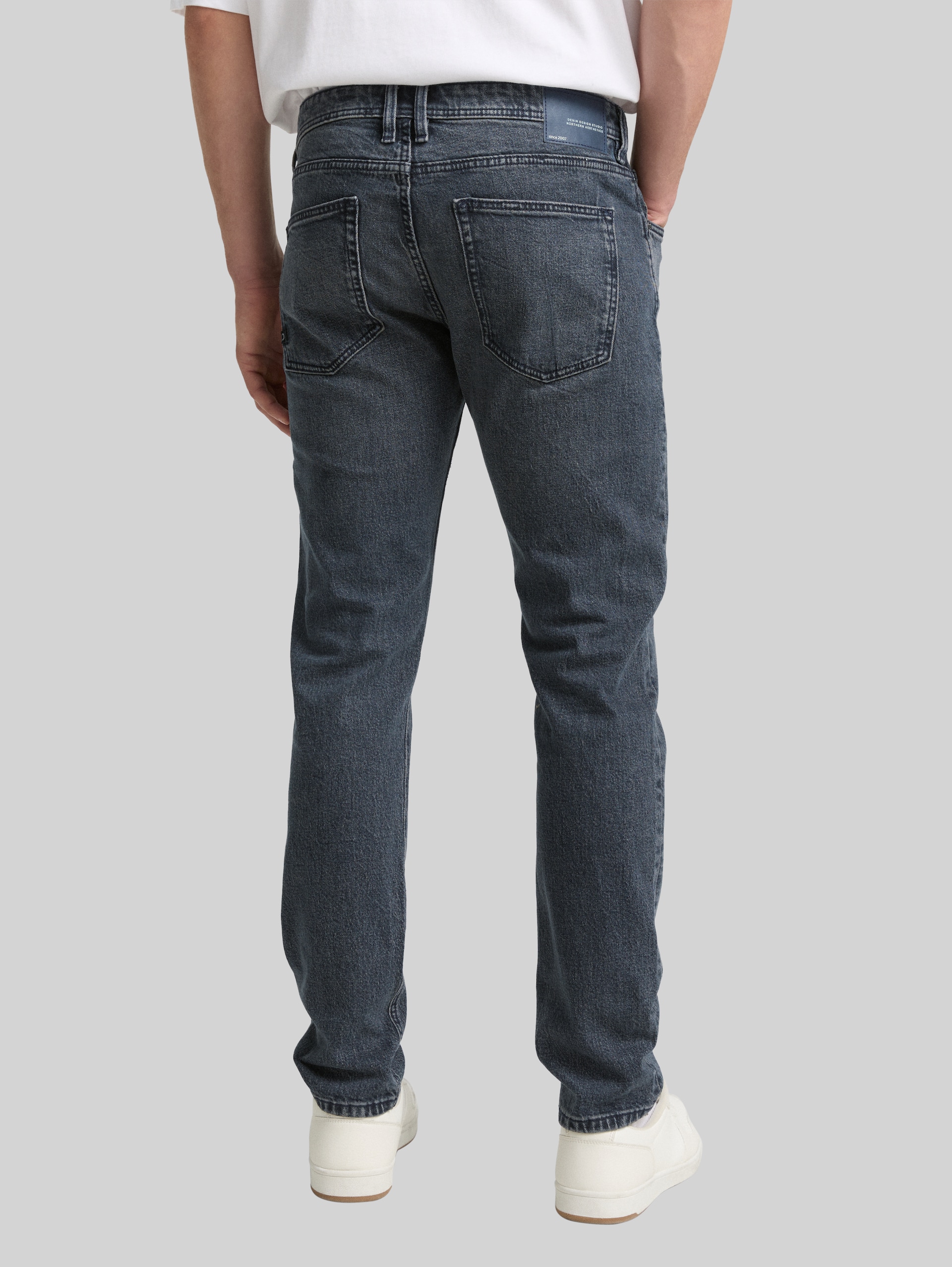 TTPIERS SLIM Jeans - used dark stone grey denim - Auschnitt Model-Rückansicht