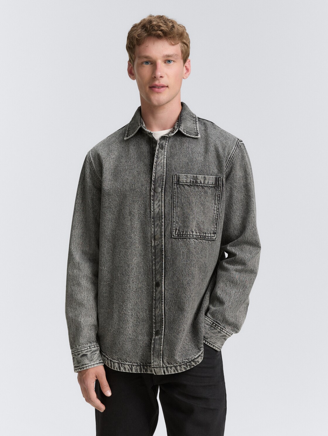 Overshirt Jeanshemd mit Brusttasche - used mid stone grey denim - Ausschnitt Model-Vorderansicht