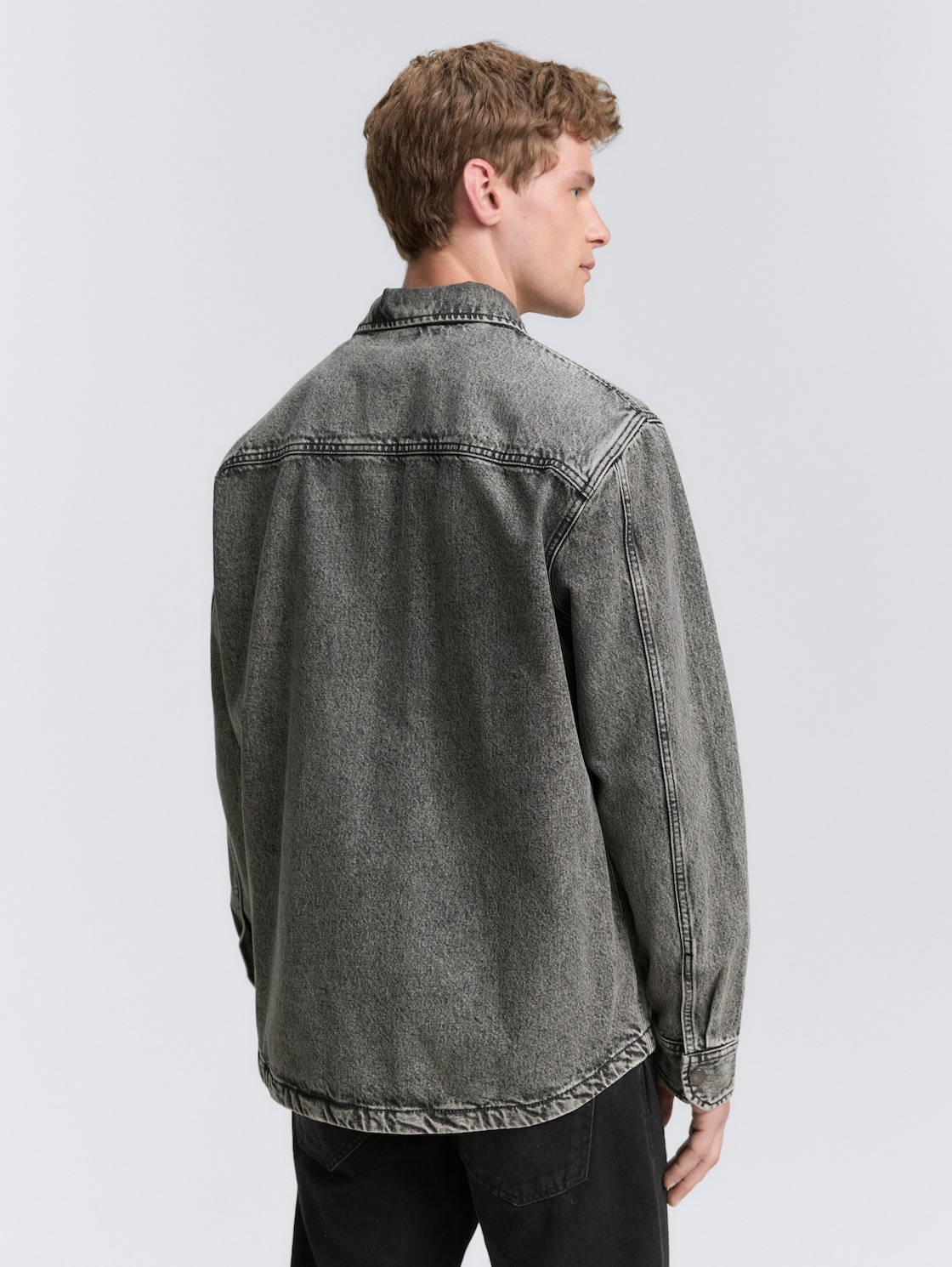 Overshirt Jeanshemd mit Brusttasche - used mid stone grey denim - Auschnitt Model-Rückansicht