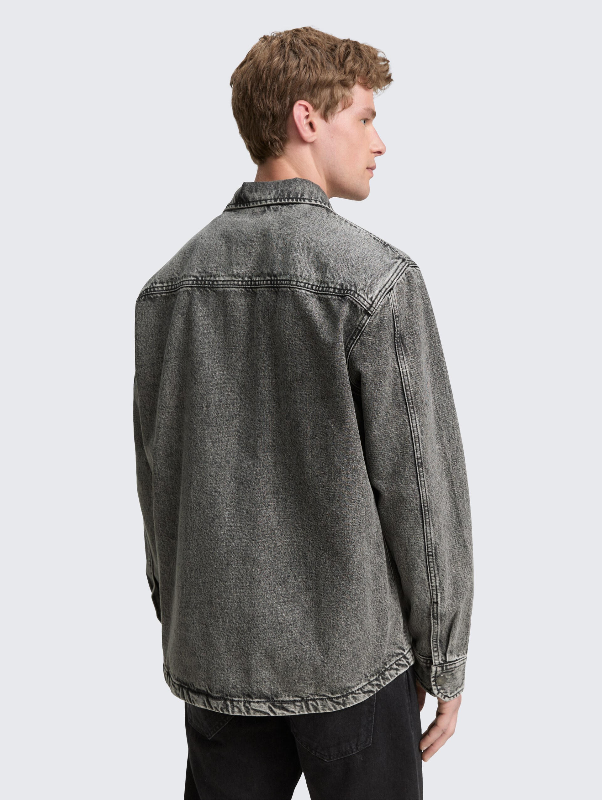 Overshirt Jeanshemd mit Brusttasche - used mid stone grey denim - Auschnitt Model-Rückansicht