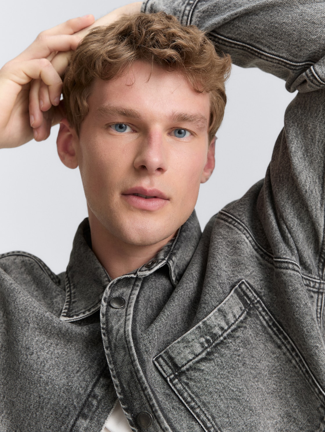 Overshirt Jeanshemd mit Brusttasche - used mid stone grey denim - Detail-Model-Ansicht