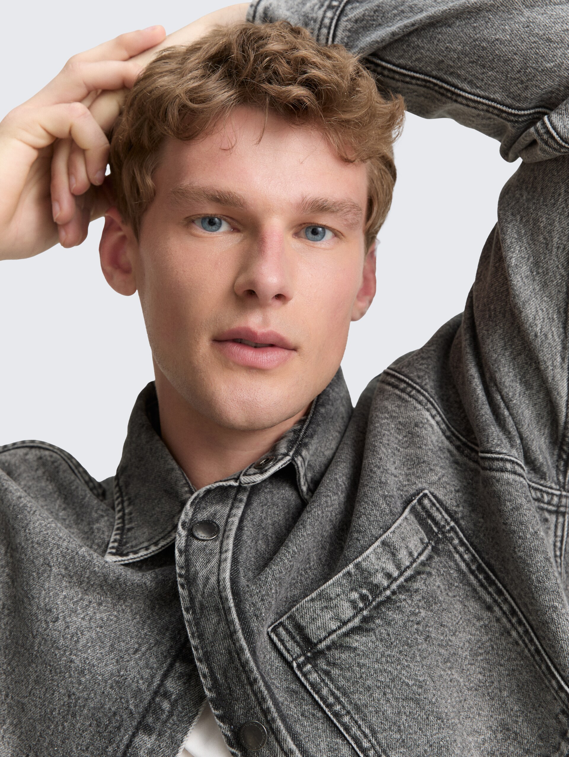 Overshirt Jeanshemd mit Brusttasche - used mid stone grey denim - Detail-Model-Ansicht