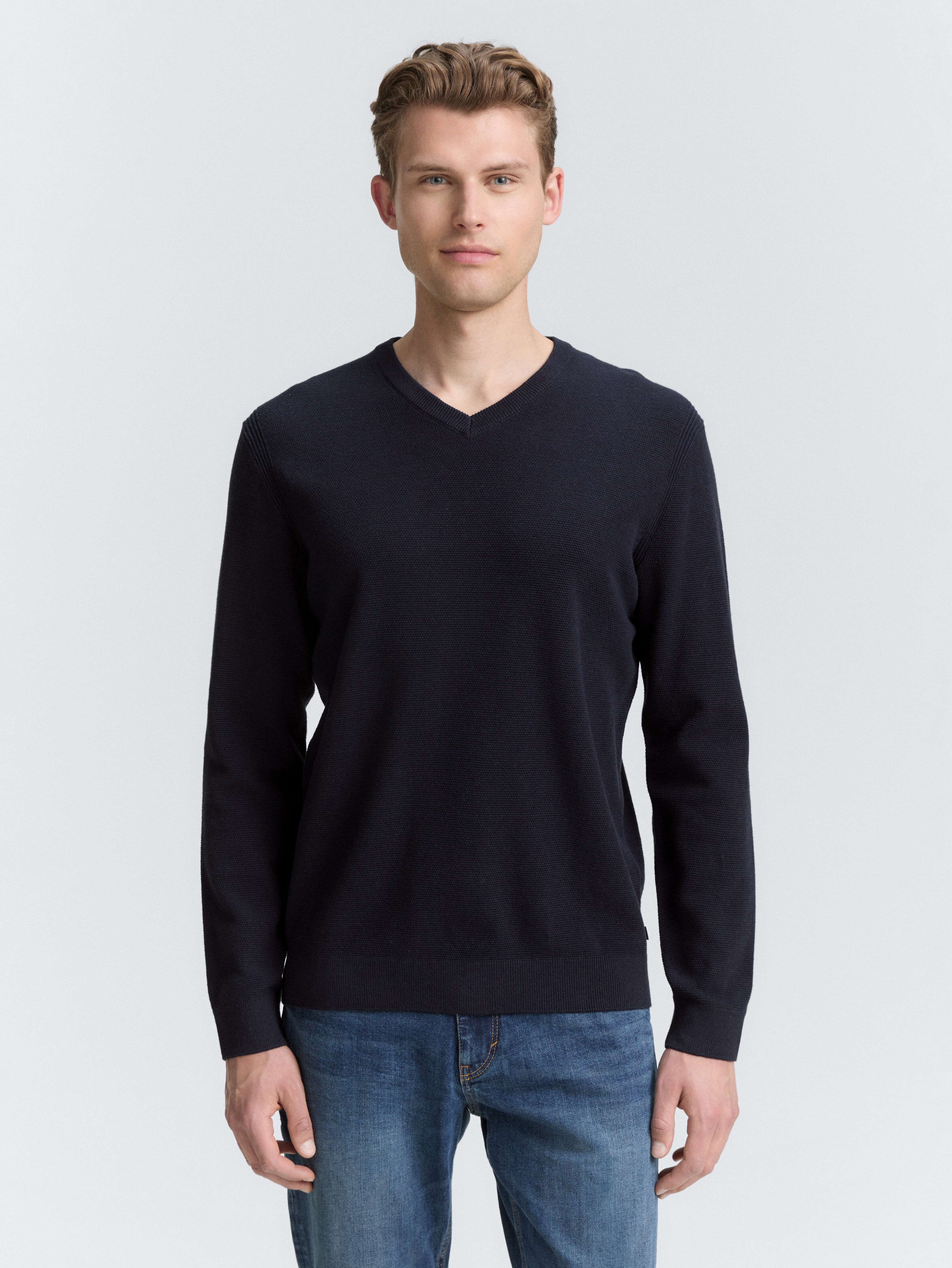 Strickpullover mit V-Ausschnitt aus Bio-Baumwolle von Men, Knitted Navy Melange