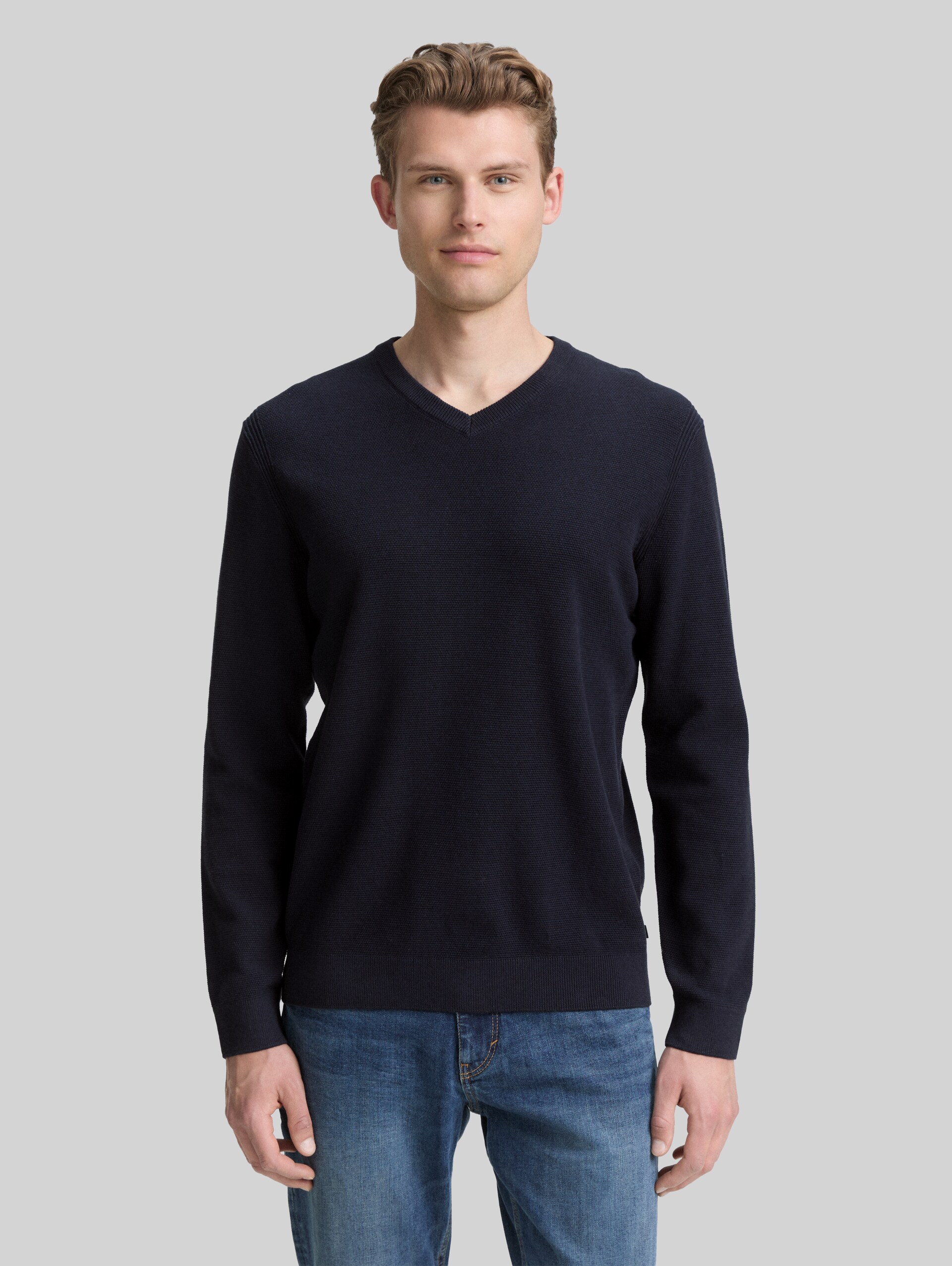 Knitted jumper with V-neck made from organic cotton - Knitted Navy Melange - Neckline model front view