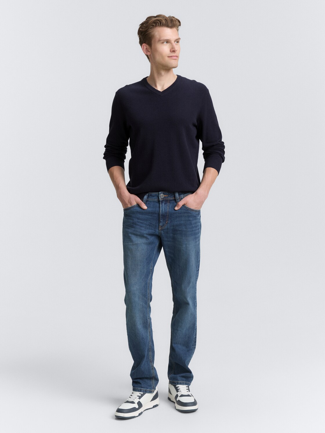 Strickpullover mit V-Ausschnitt aus Bio-Baumwolle - Knitted Navy Melange - Model-Vorderansicht