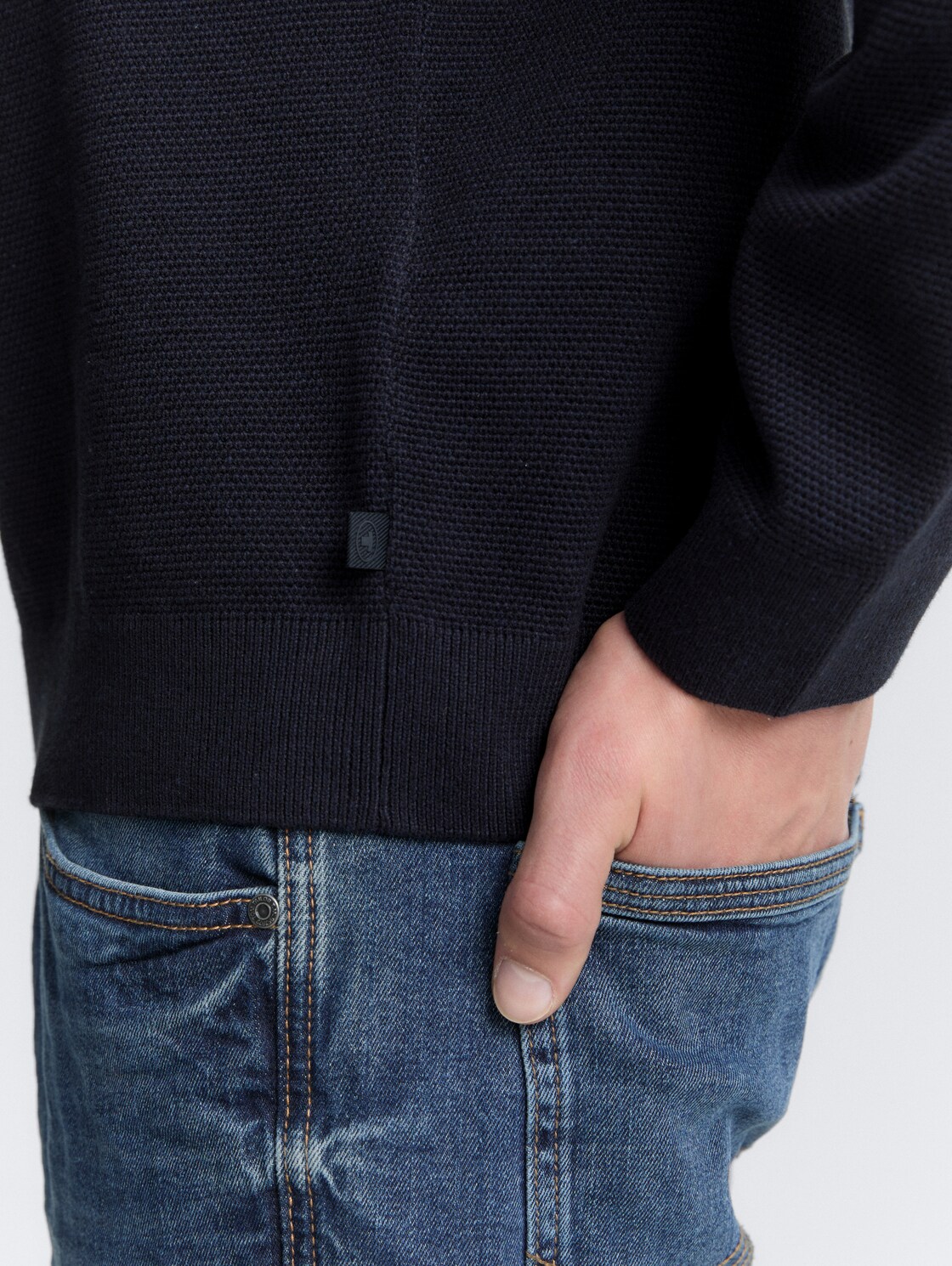 Strickpullover mit V-Ausschnitt aus Bio-Baumwolle - Knitted Navy Melange - Detail-Model-Ansicht