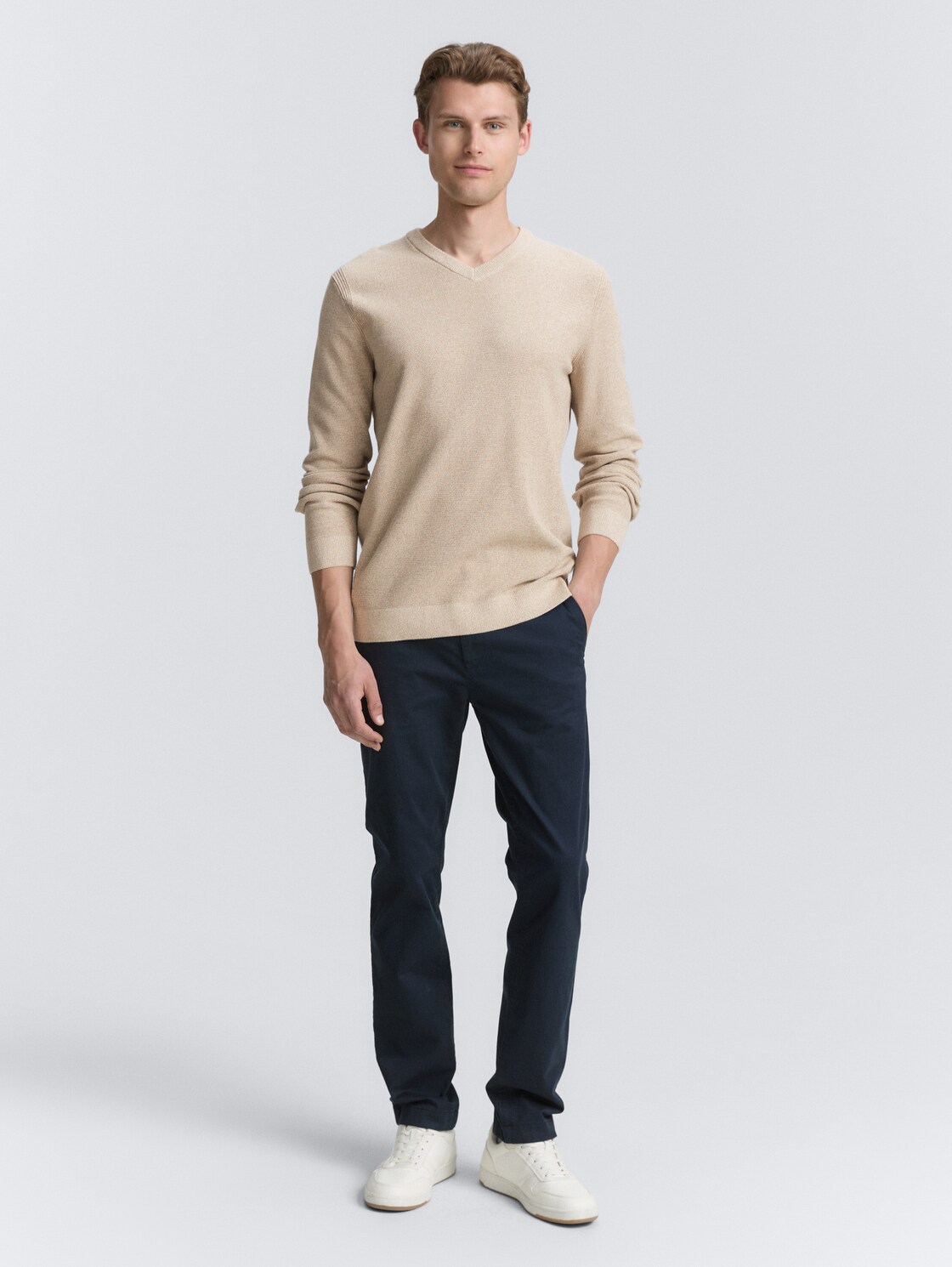 Strickpullover mit V-Ausschnitt aus Bio-Baumwolle - beige offwhite twotone - Model-Vorderansicht