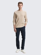 Strickpullover mit V-Ausschnitt aus Bio-Baumwolle - beige offwhite twotone - Model-Vorderansicht