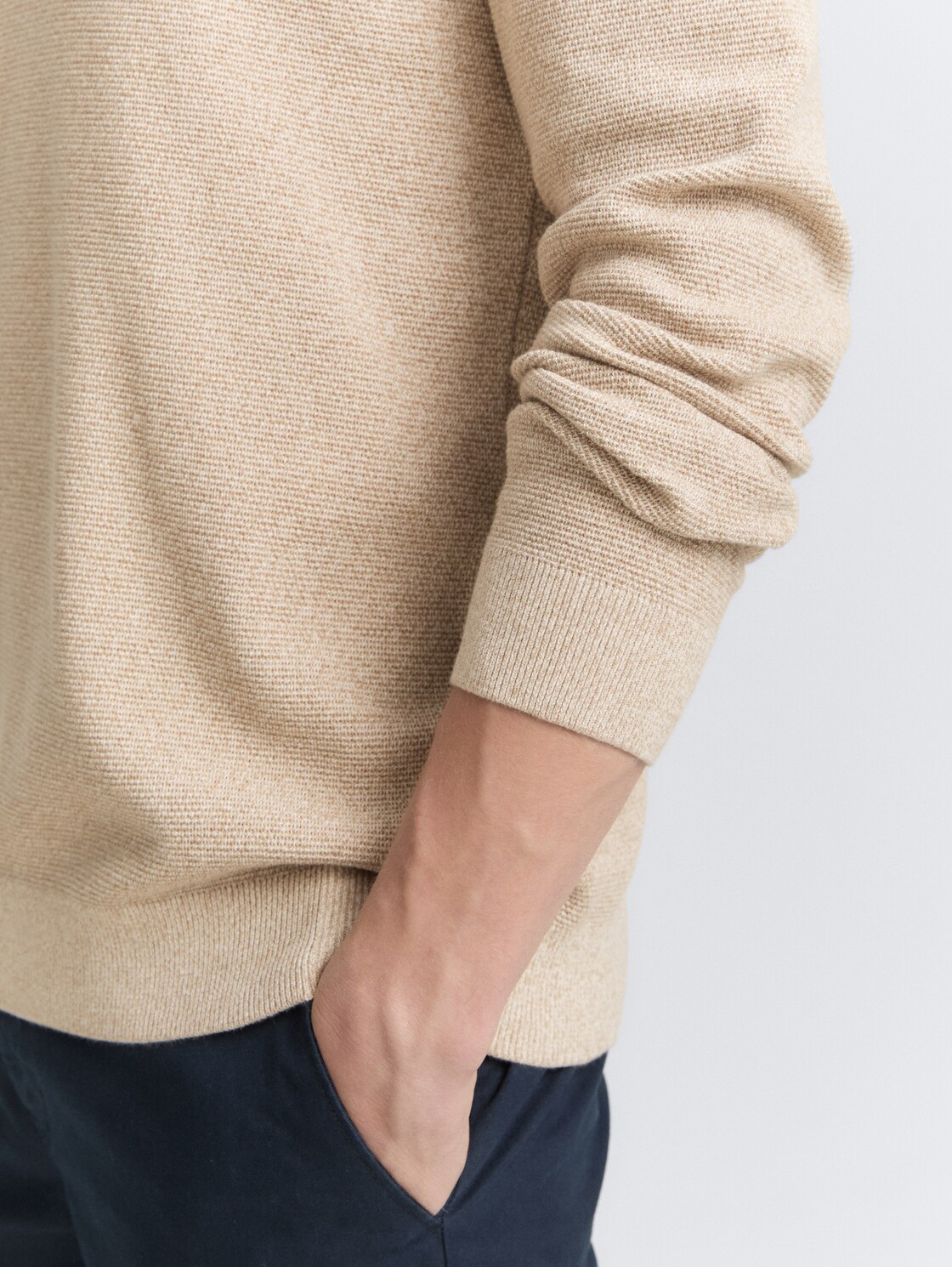 Strickpullover mit V-Ausschnitt aus Bio-Baumwolle - beige offwhite twotone - Detail-Model-Ansicht