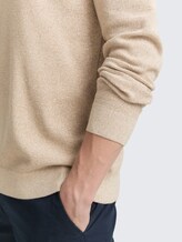 Strickpullover mit V-Ausschnitt aus Bio-Baumwolle - beige offwhite twotone - Detail-Model-Ansicht