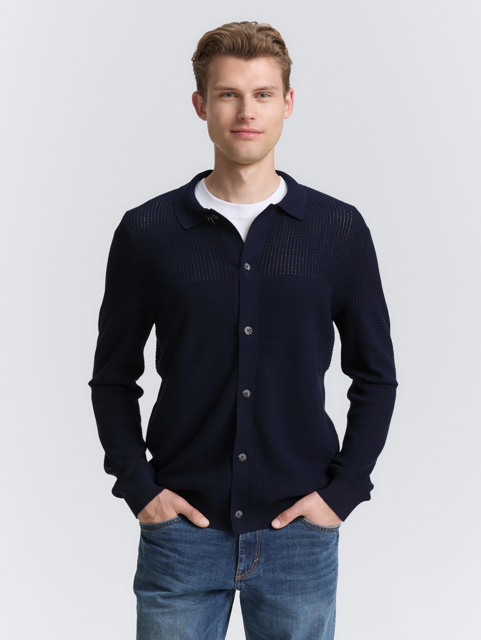 Strickjacke mit Knopfleiste - sky captain blue - Ausschnitt Model-Vorderansicht
