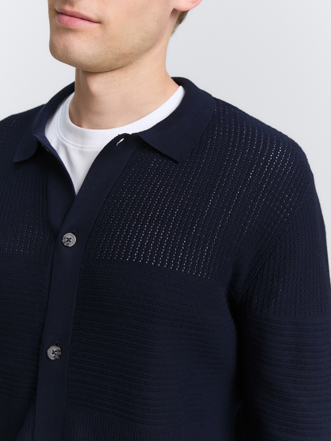 Strickjacke mit Knopfleiste - sky captain blue - Detail-Model-Ansicht