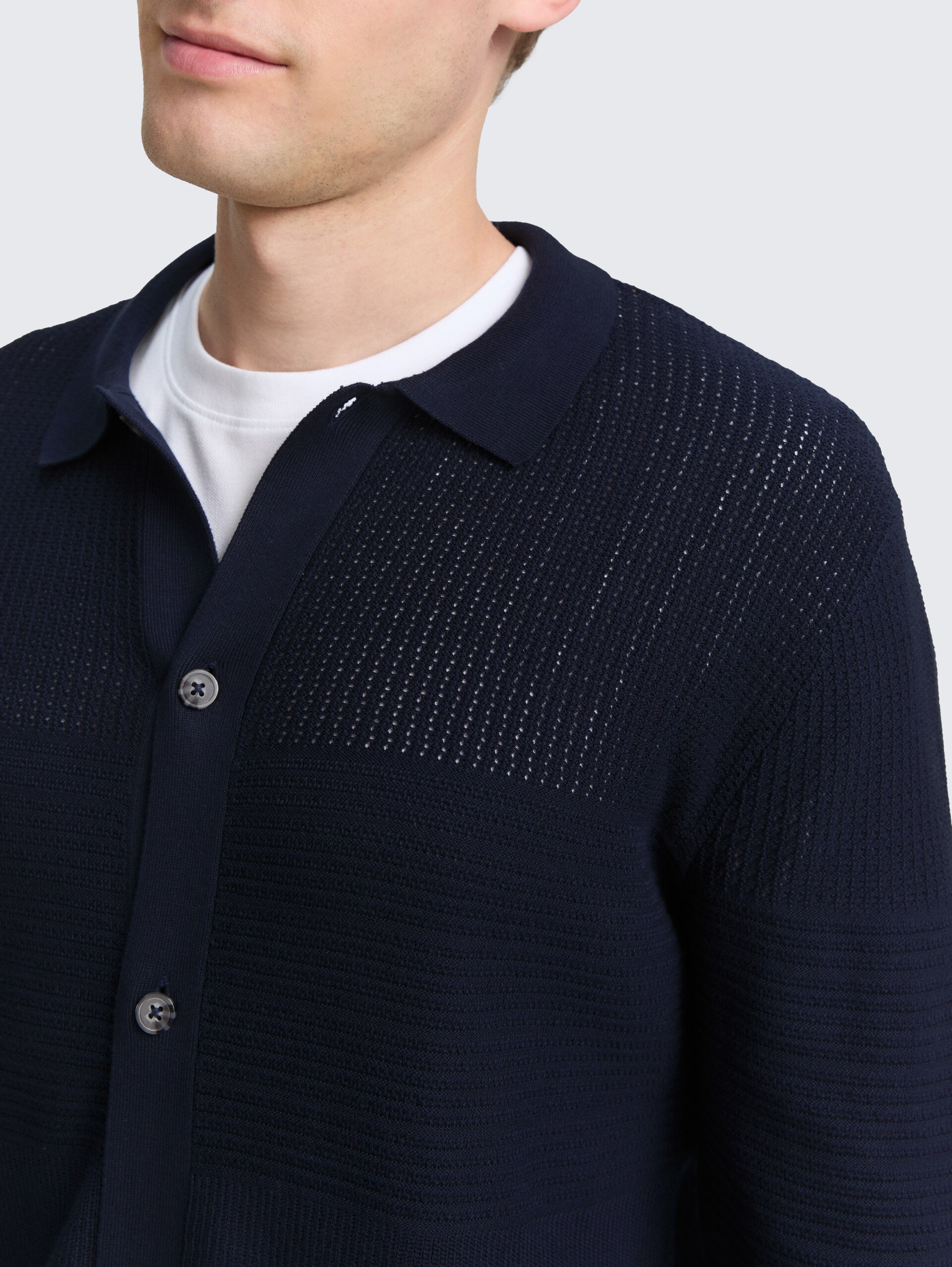 Strickjacke mit Knopfleiste - sky captain blue - Detail-Model-Ansicht