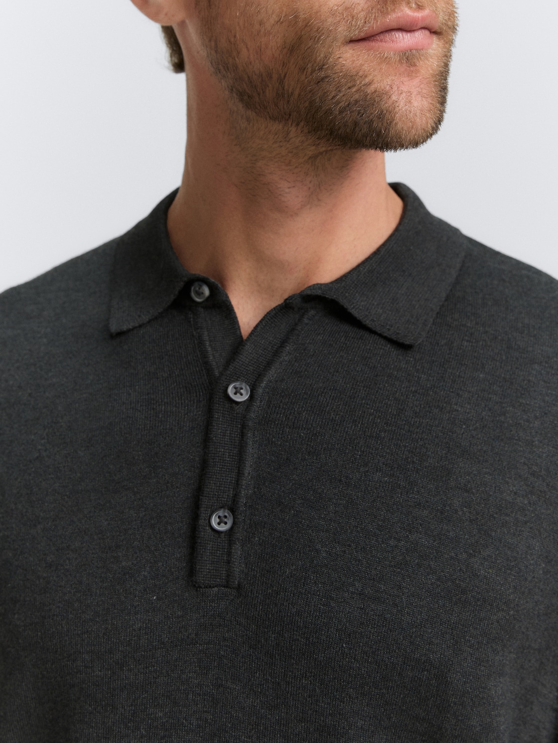 Strick-Poloshirt aus Viskose - Black Grey Melange - Detail-Model-Ansicht
