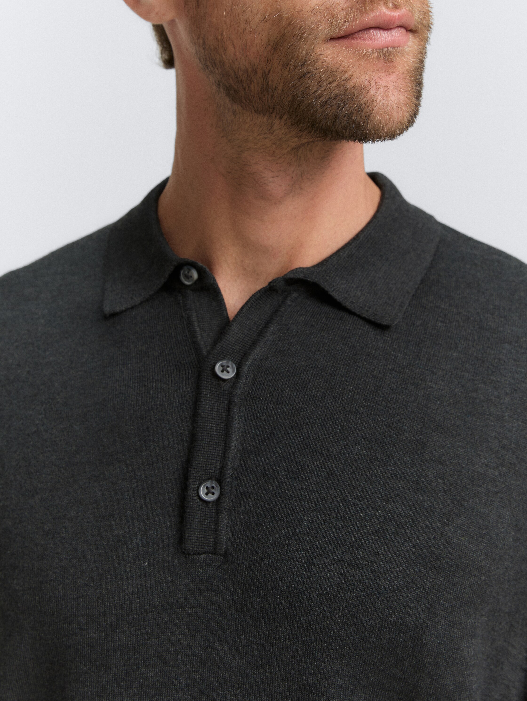 Strick-Poloshirt aus Viskose - Black Grey Melange - Detail-Model-Ansicht