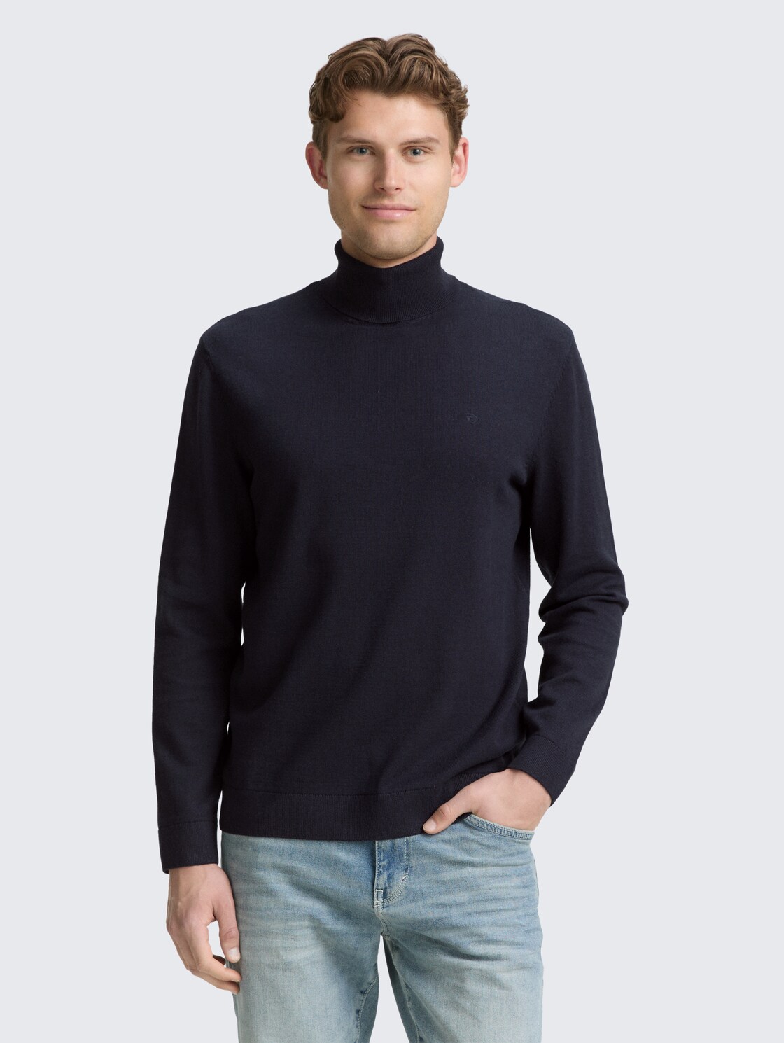 Rollkragenpullover aus Baumwolle - Knitted Navy Melange - Ausschnitt Model-Vorderansicht