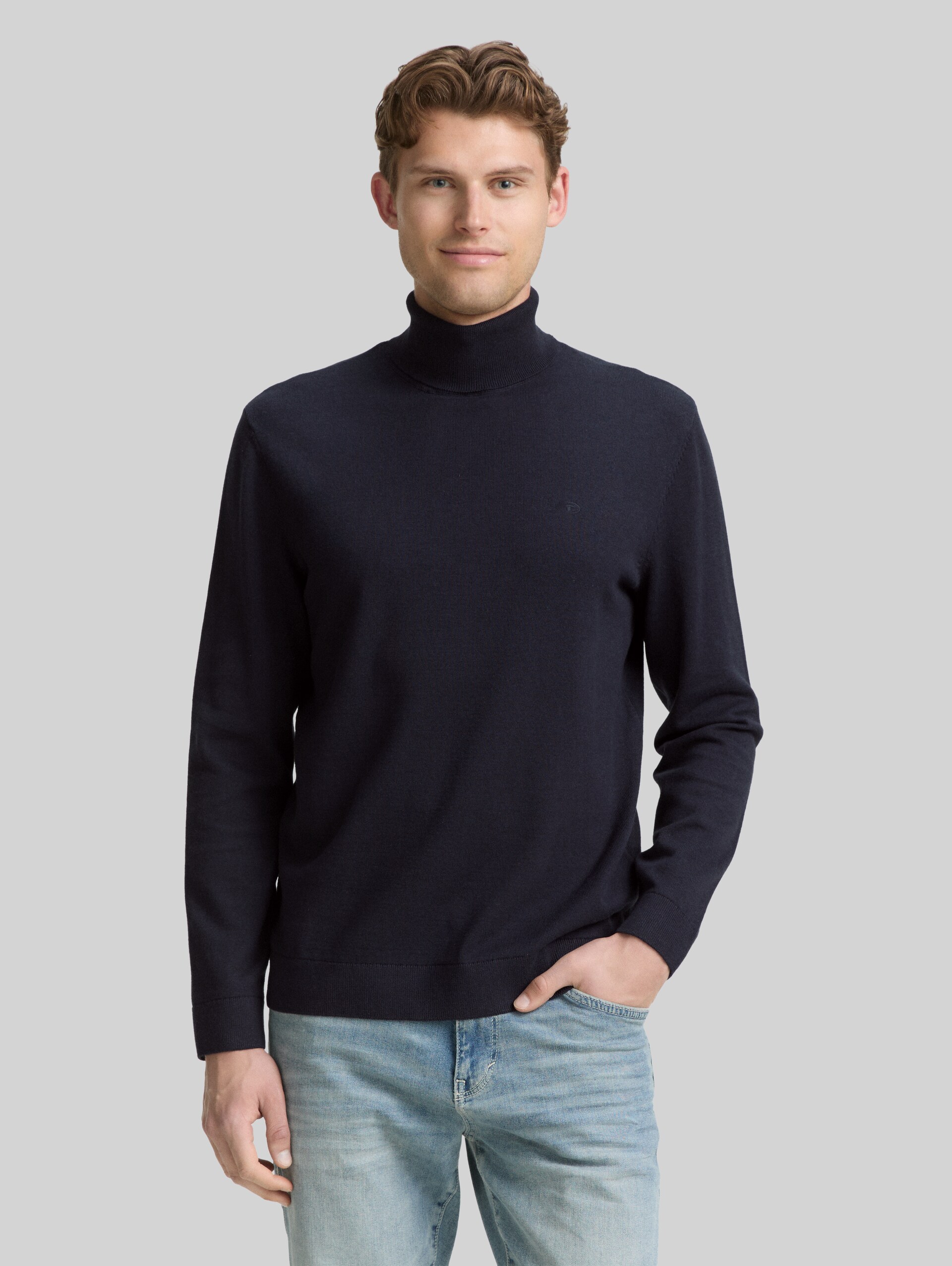Rollkragenpullover aus Baumwolle - Knitted Navy Melange - Ausschnitt Model-Vorderansicht
