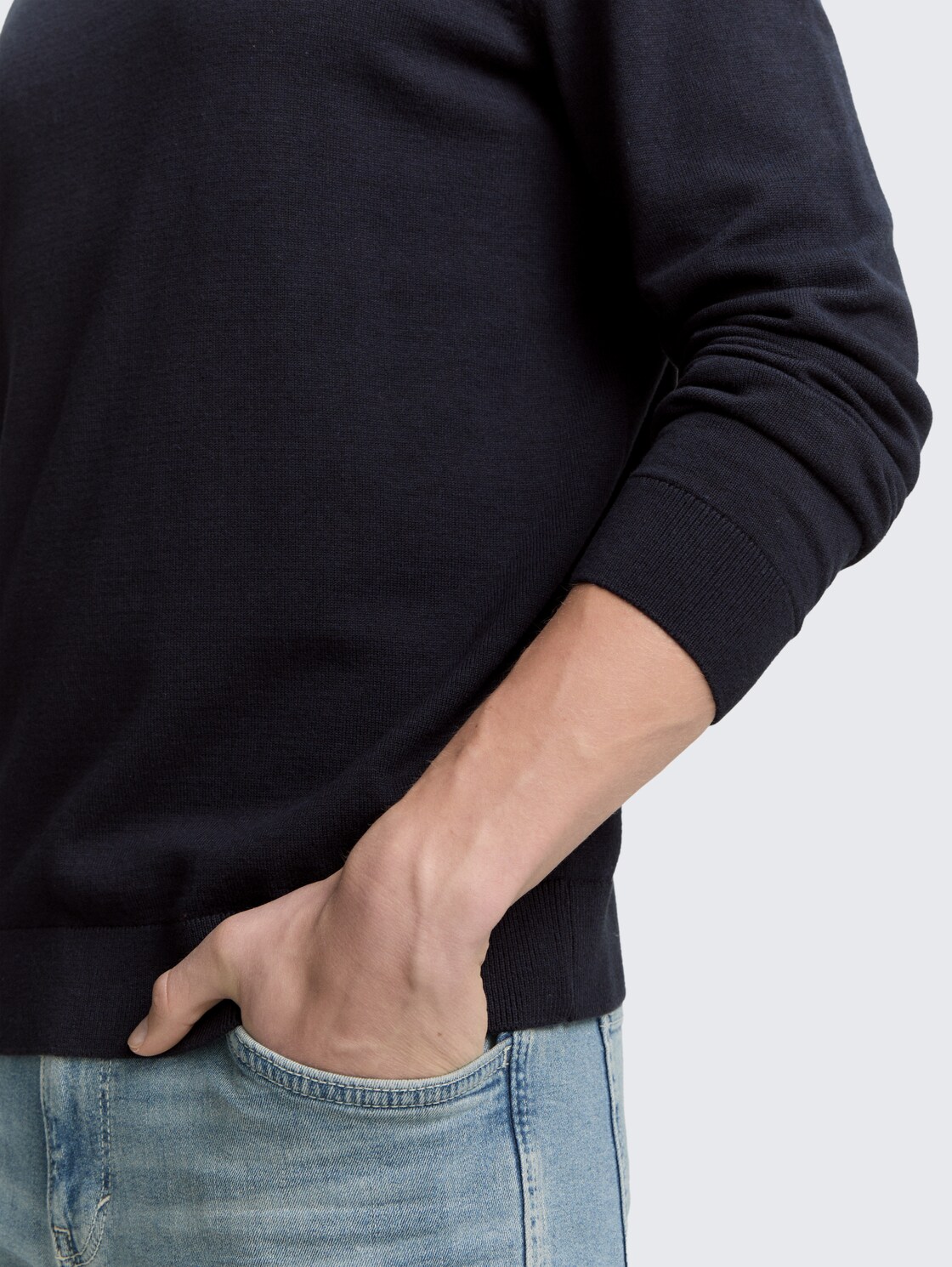 Rollkragenpullover aus Baumwolle - Knitted Navy Melange - Detail-Model-Ansicht