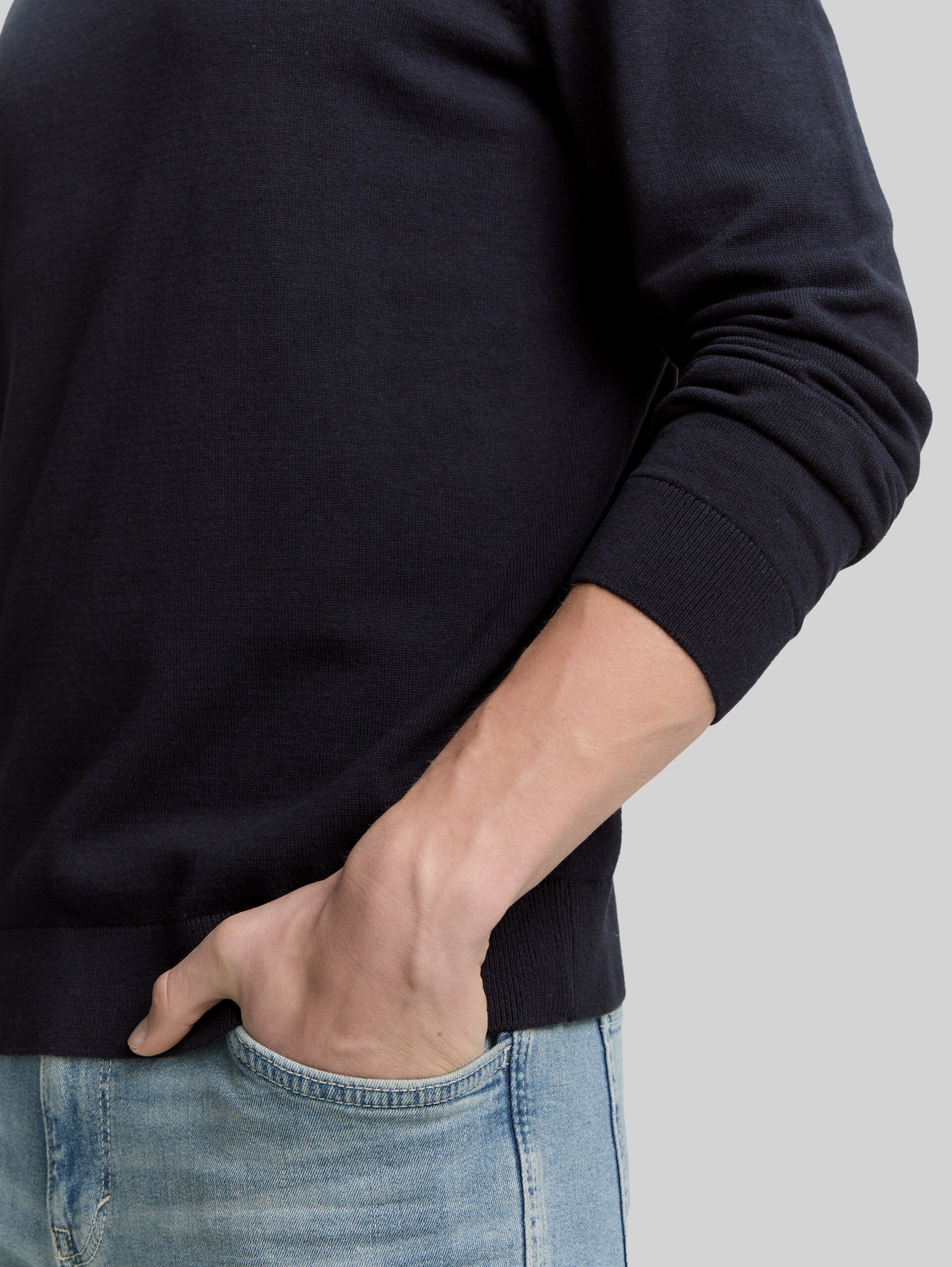 Rollkragenpullover aus Baumwolle - Knitted Navy Melange - Detail-Model-Ansicht