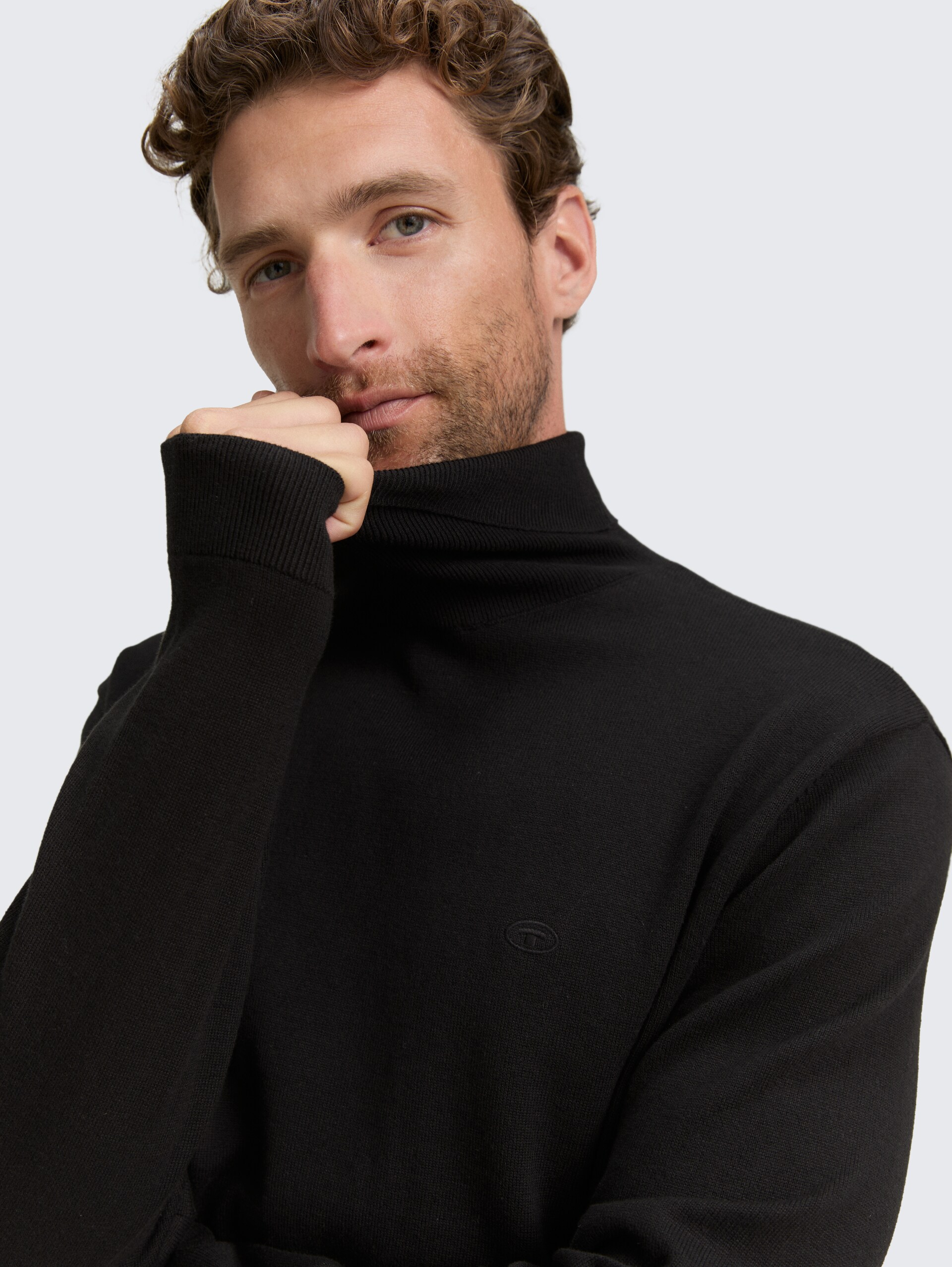 Rollkragenpullover aus Baumwolle - Black - Detail-Model-Ansicht