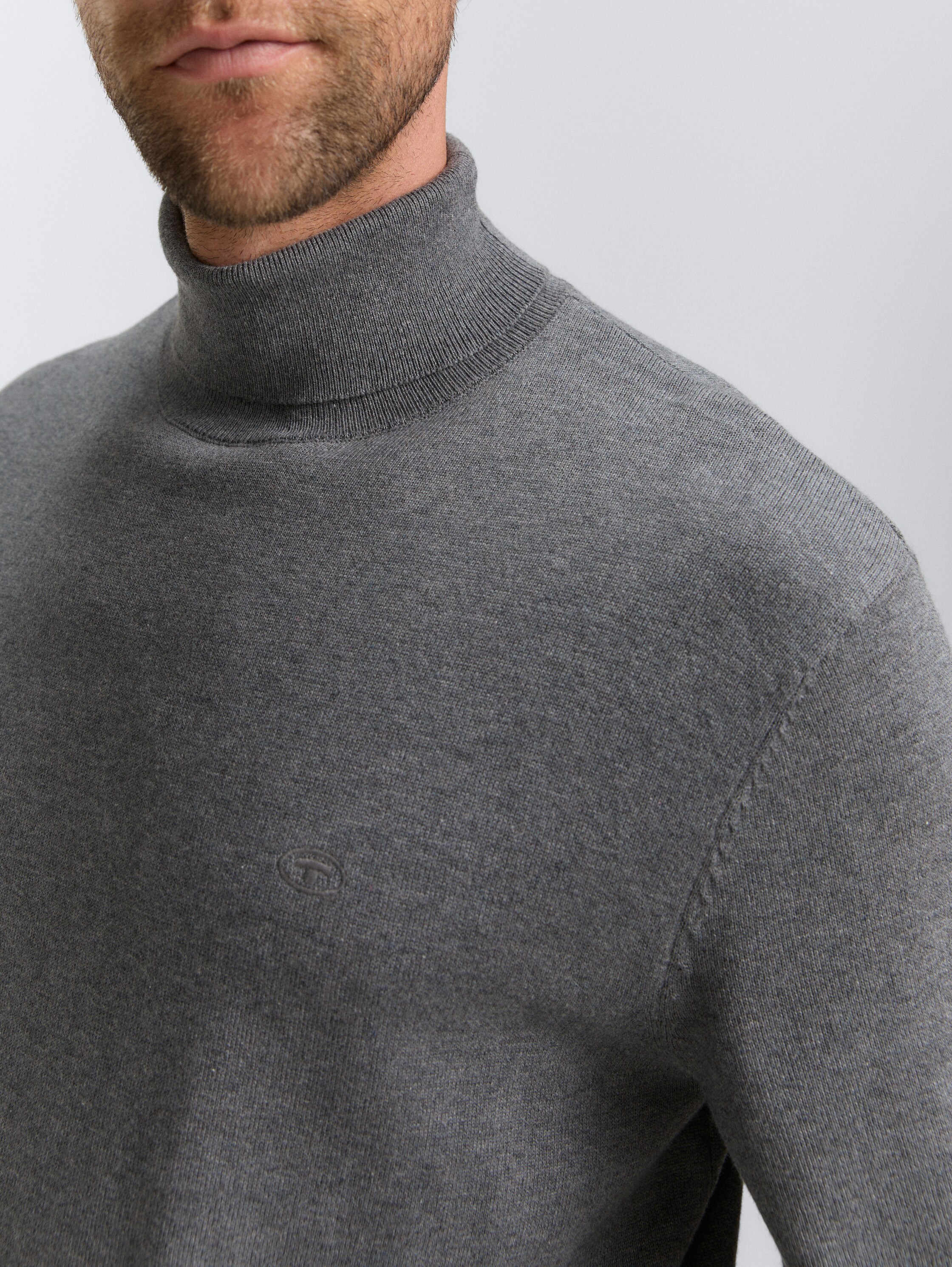 Rollkragenpullover aus Baumwolle - classic dark grey melange - Detail-Model-Ansicht