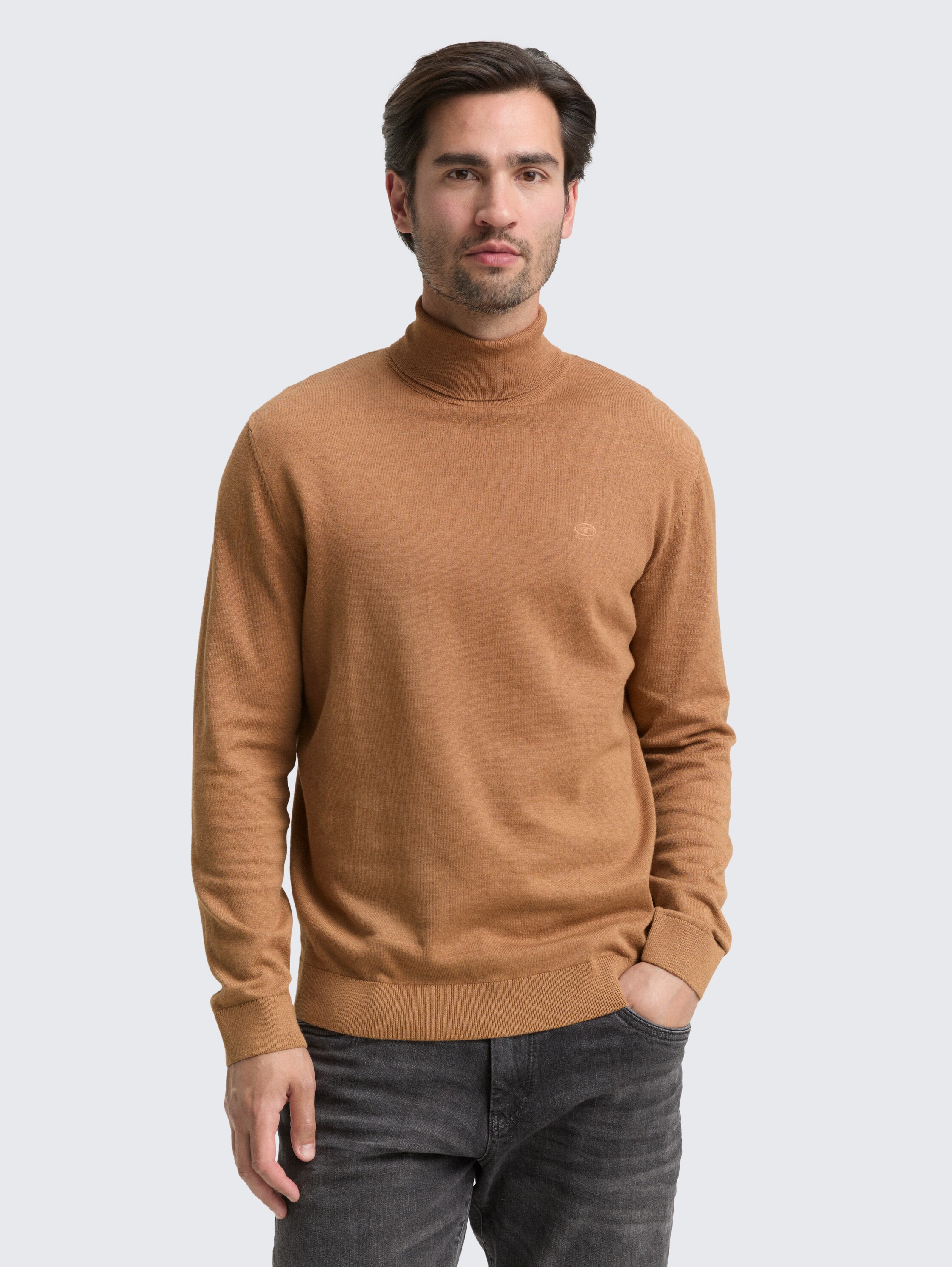 Cotton turtleneck jumper - mid brown melange - Neckline model front view