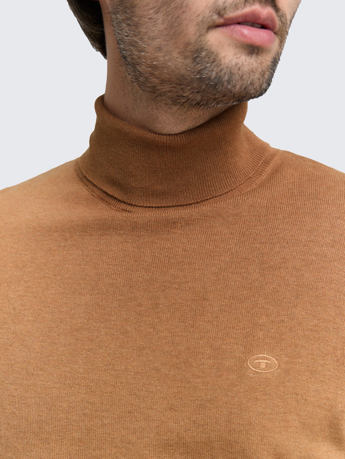 Rollkragenpullover aus Baumwolle - mid brown melange - Detail-Model-Ansicht