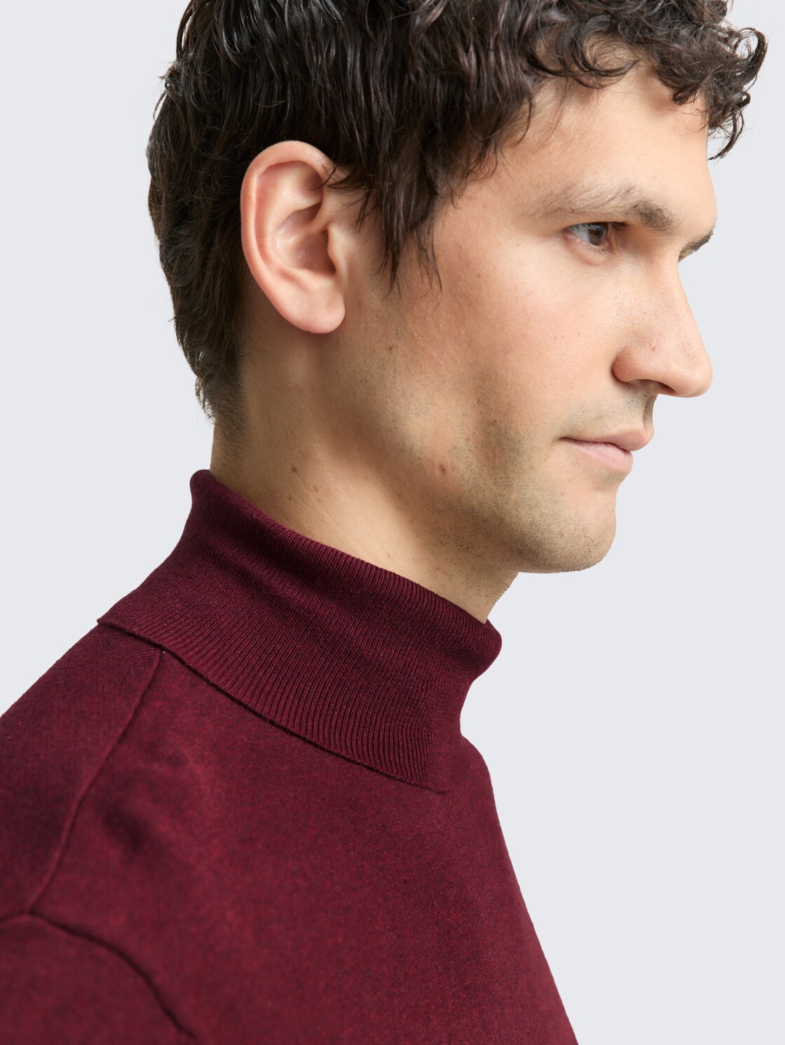 Rollkragenpullover aus Baumwolle - bordeaux melange - Detail-Model-Ansicht