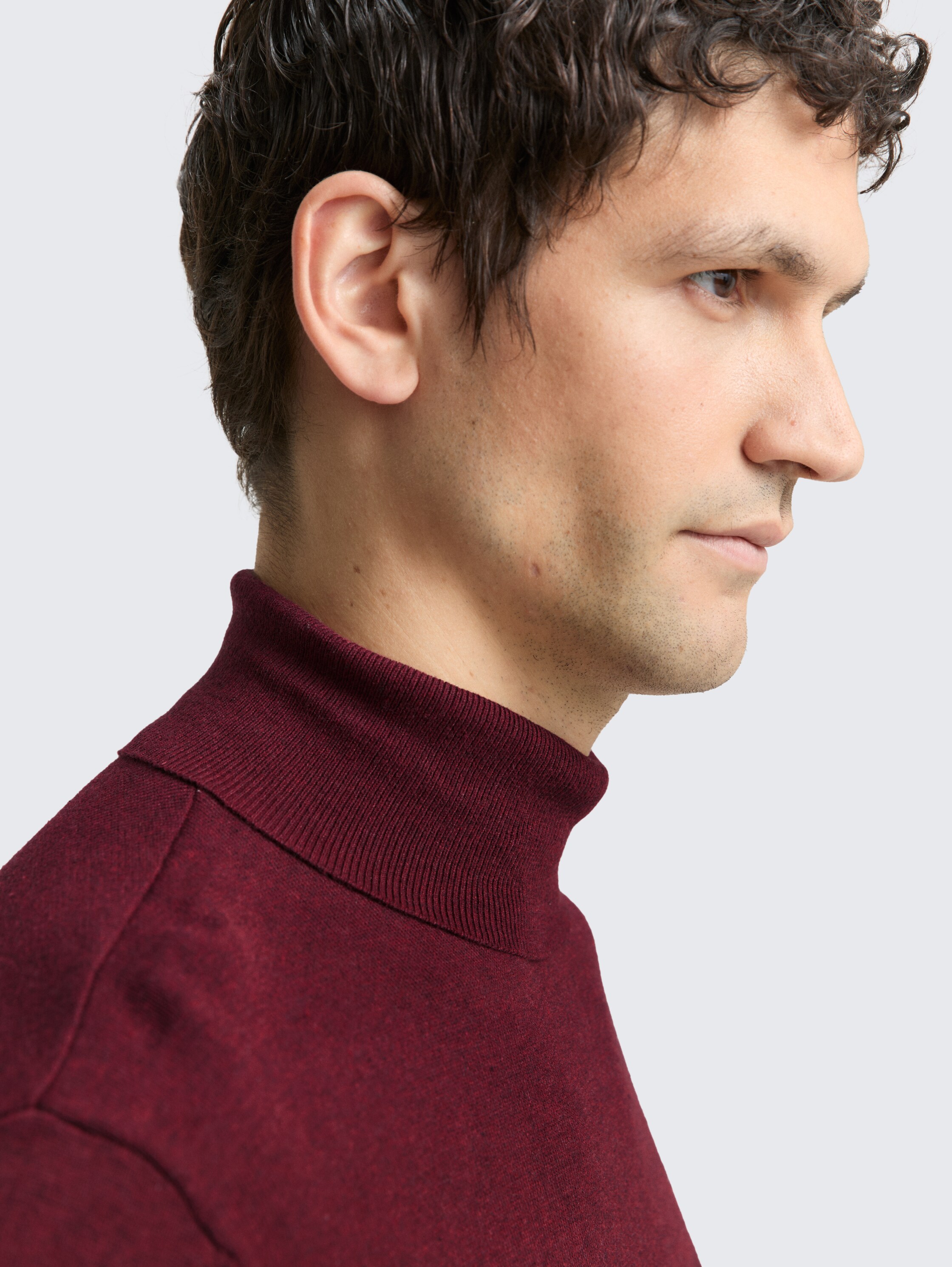 Rollkragenpullover aus Baumwolle - bordeaux melange - Detail-Model-Ansicht