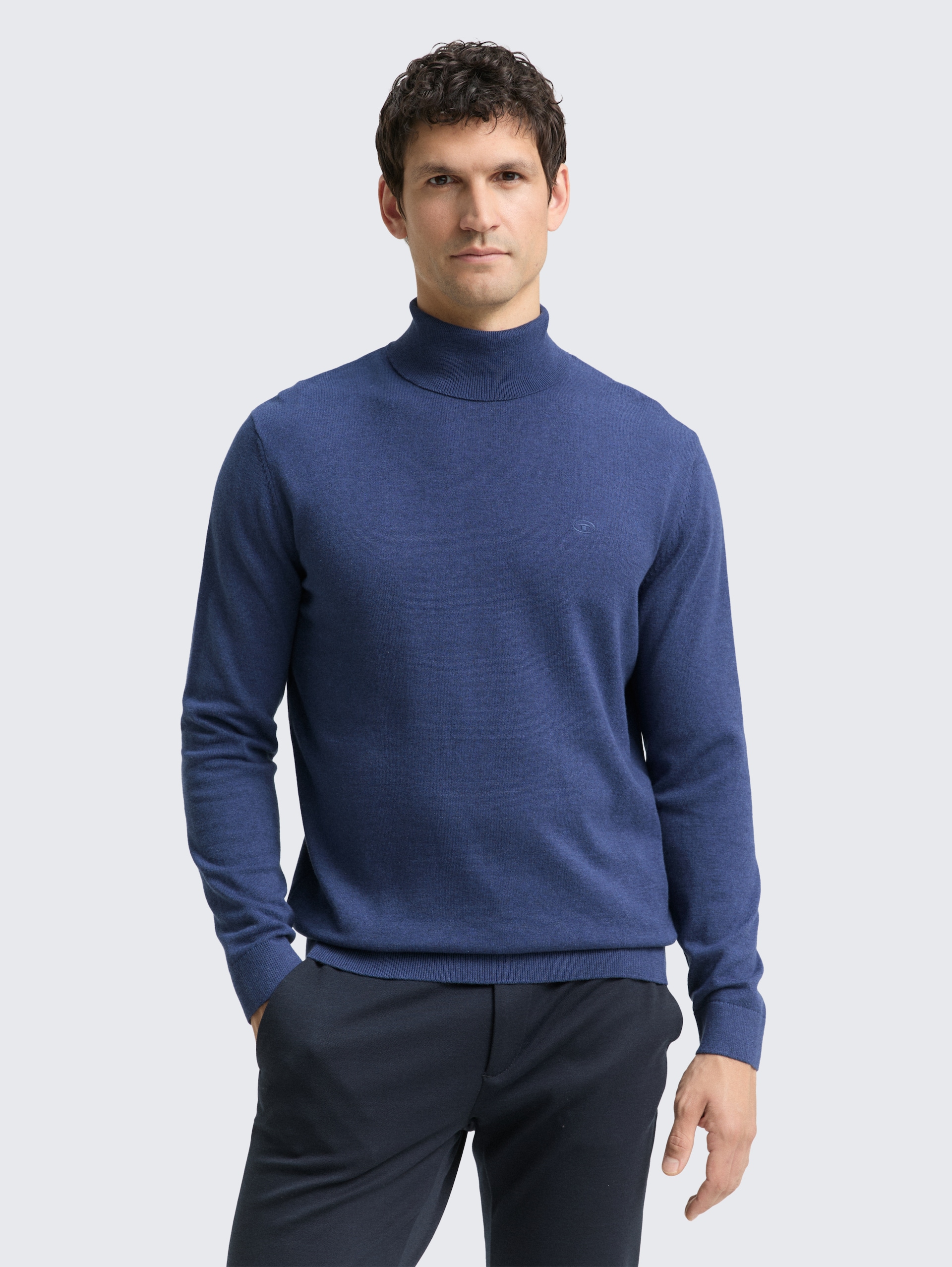 Rollkragenpullover aus Baumwolle - ocean blue melange - Ausschnitt Model-Vorderansicht