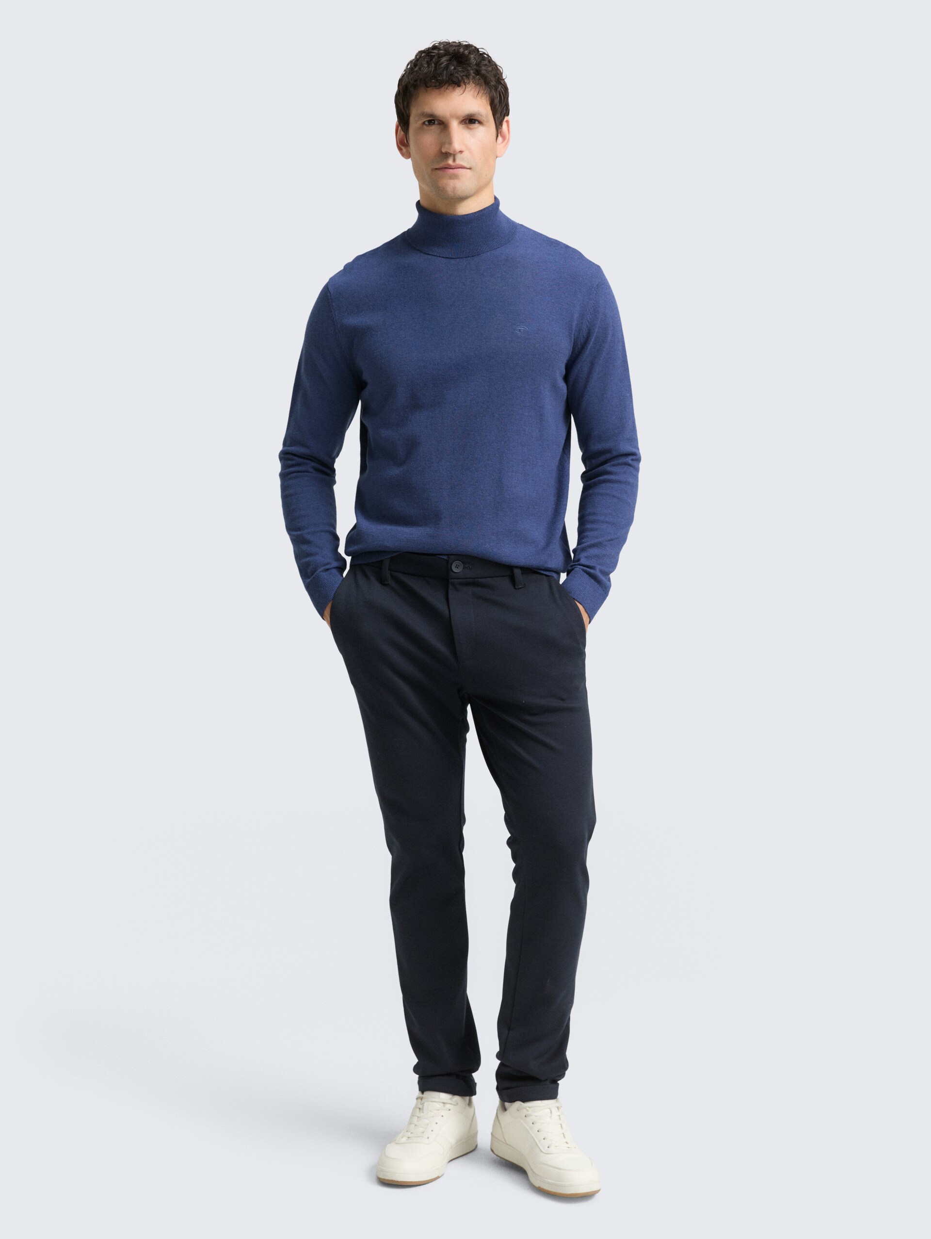 Rollkragenpullover aus Baumwolle - ocean blue melange - Model-Vorderansicht