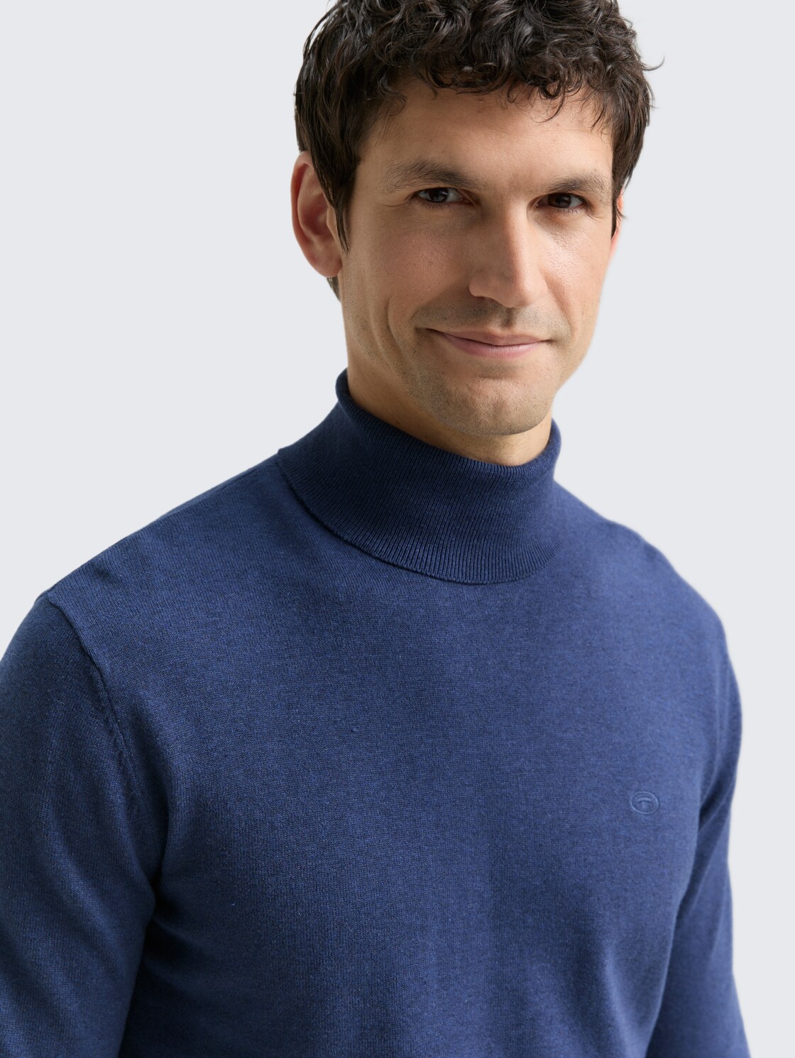 Rollkragenpullover aus Baumwolle - ocean blue melange - Detail-Model-Ansicht