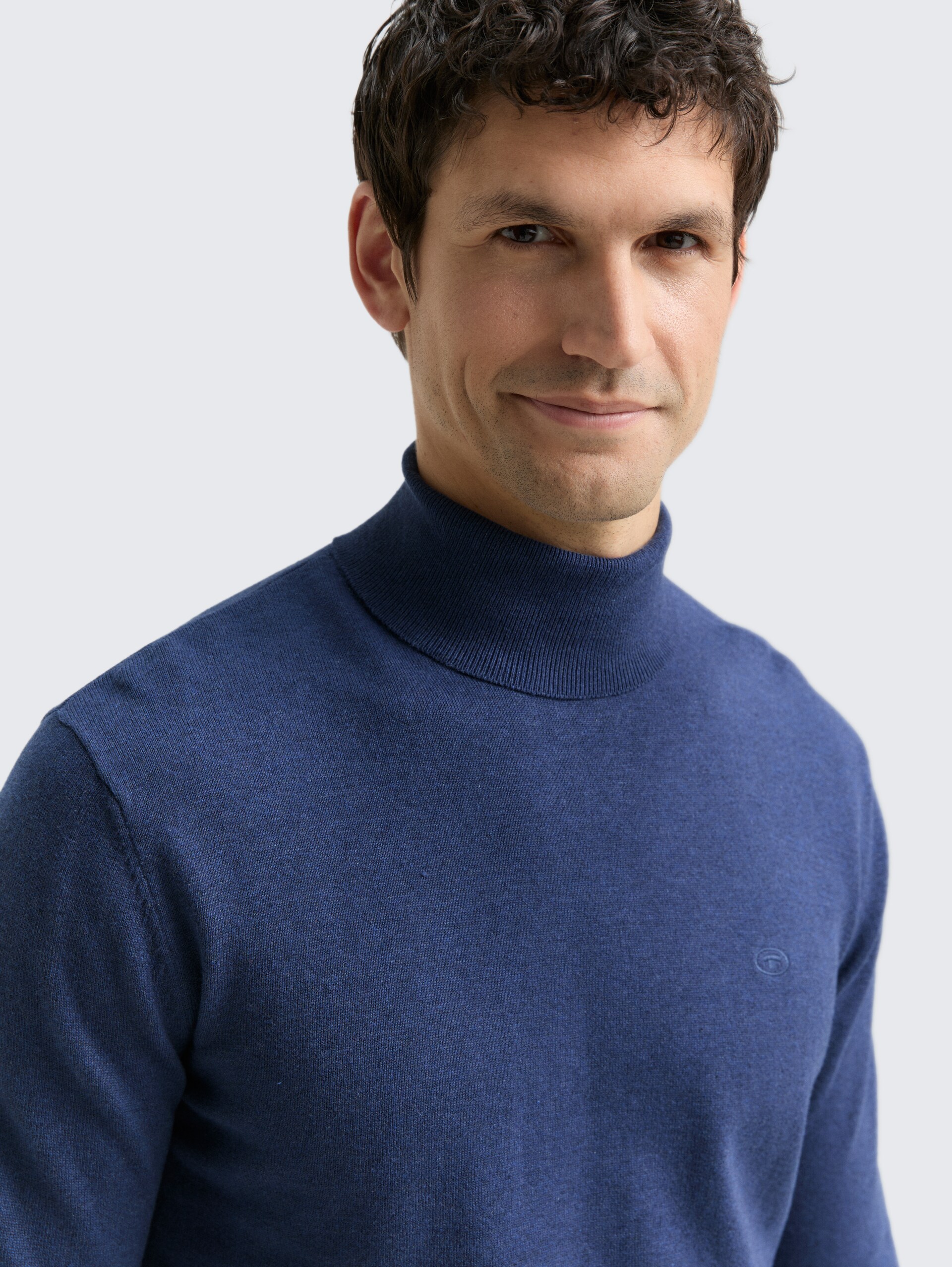 Rollkragenpullover aus Baumwolle - ocean blue melange - Detail-Model-Ansicht