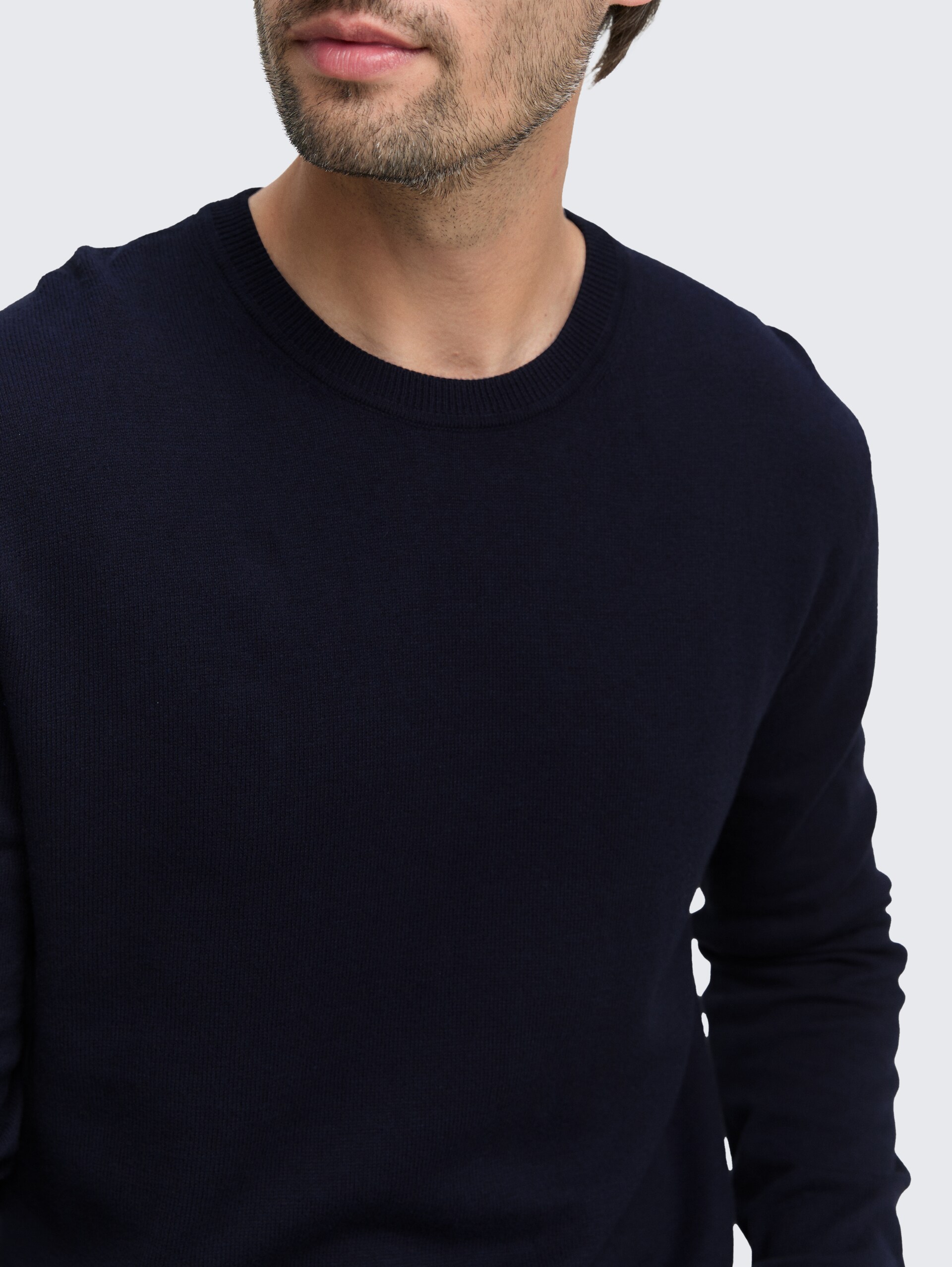 Strickpullover mit Kaschmir-Anteil - Knitted Navy Melange - Detail-Model-Ansicht