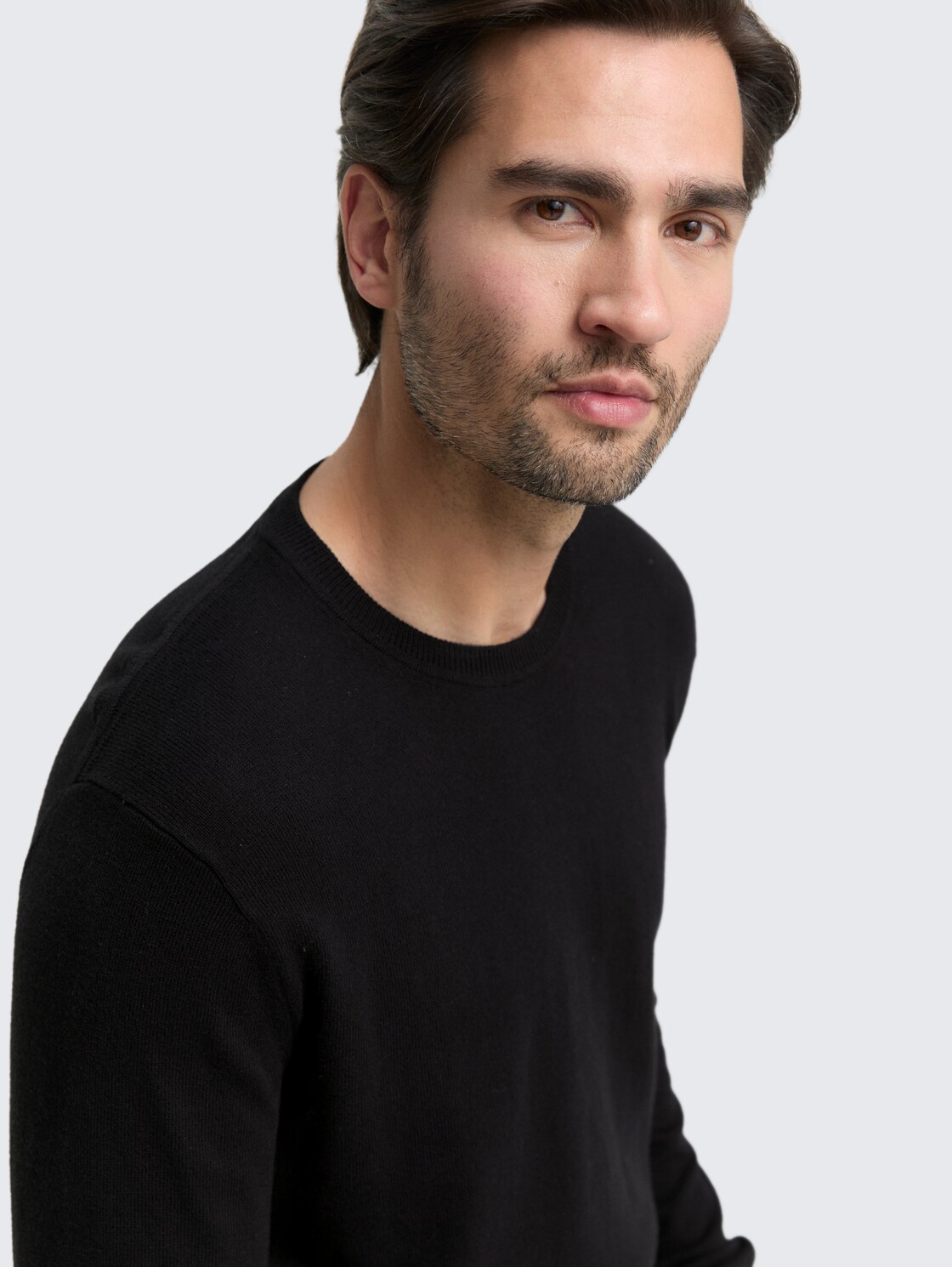 Strickpullover mit Kaschmir-Anteil - Black - Detail-Model-Ansicht