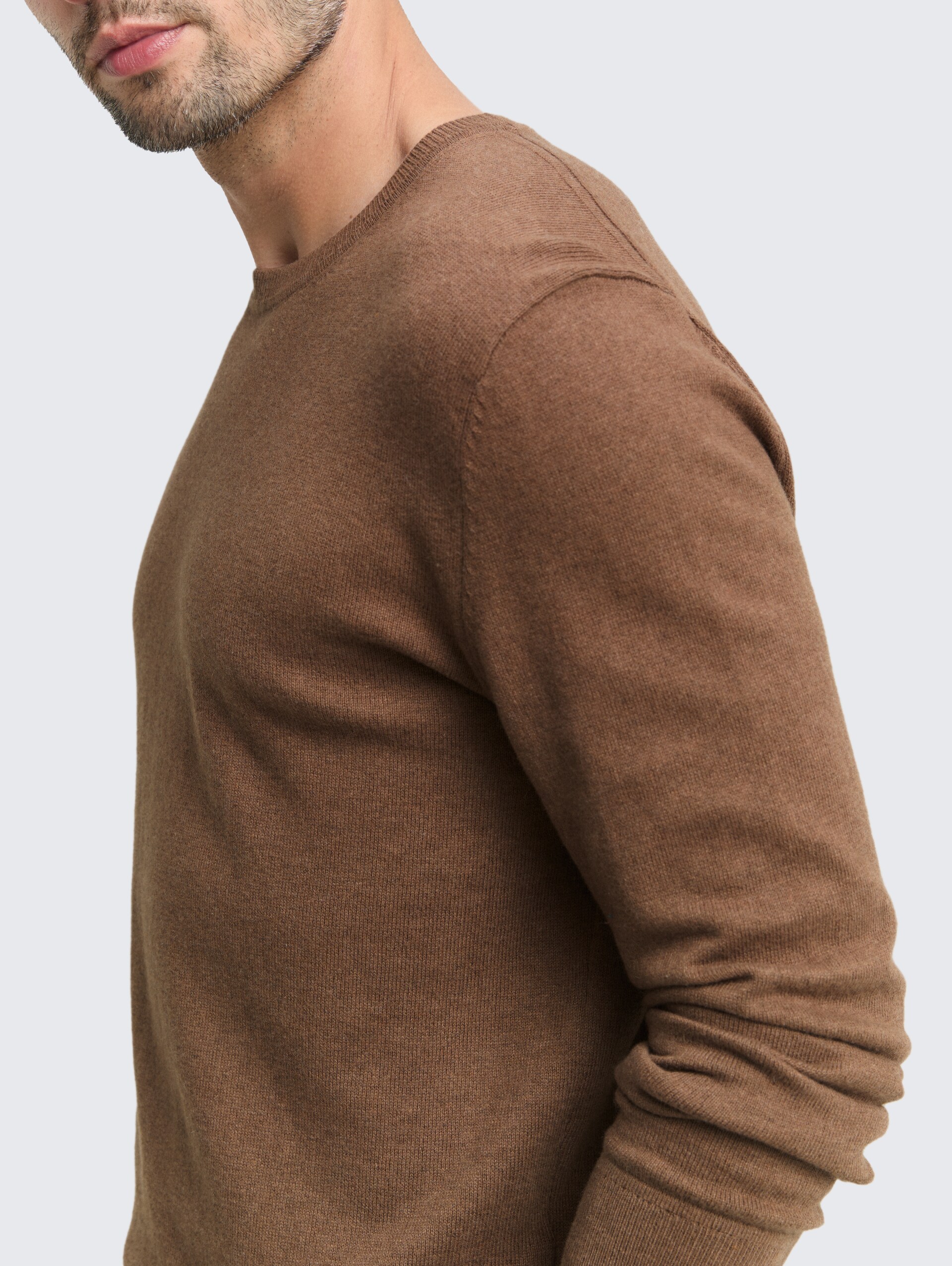 Strickpullover mit Kaschmir-Anteil - dark taupe melange - Detail-Model-Ansicht