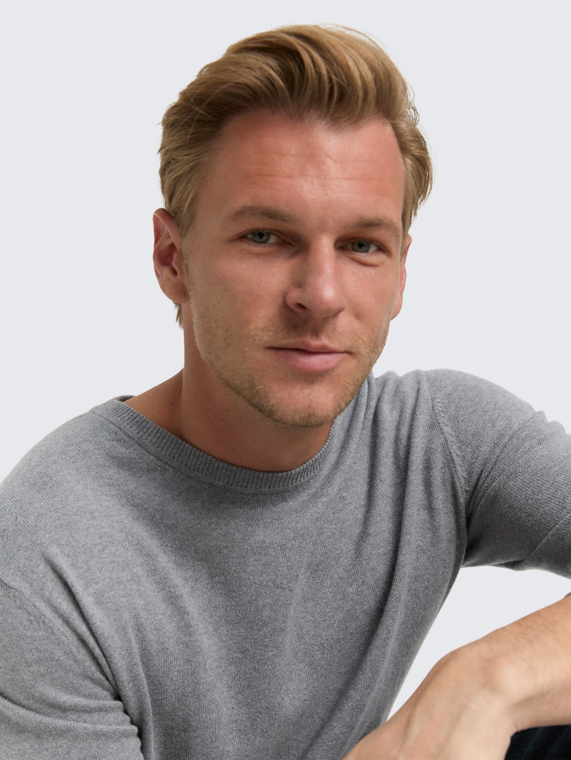 Strickpullover mit Kaschmir-Anteil - classic dark grey melange - Detail-Model-Ansicht