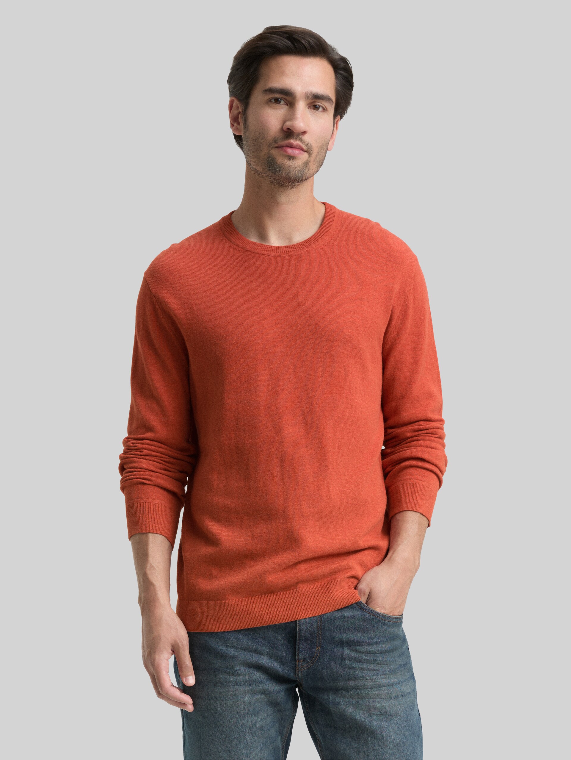 Knitted jumper with cashmere blend - rust red melange - Neckline model front view