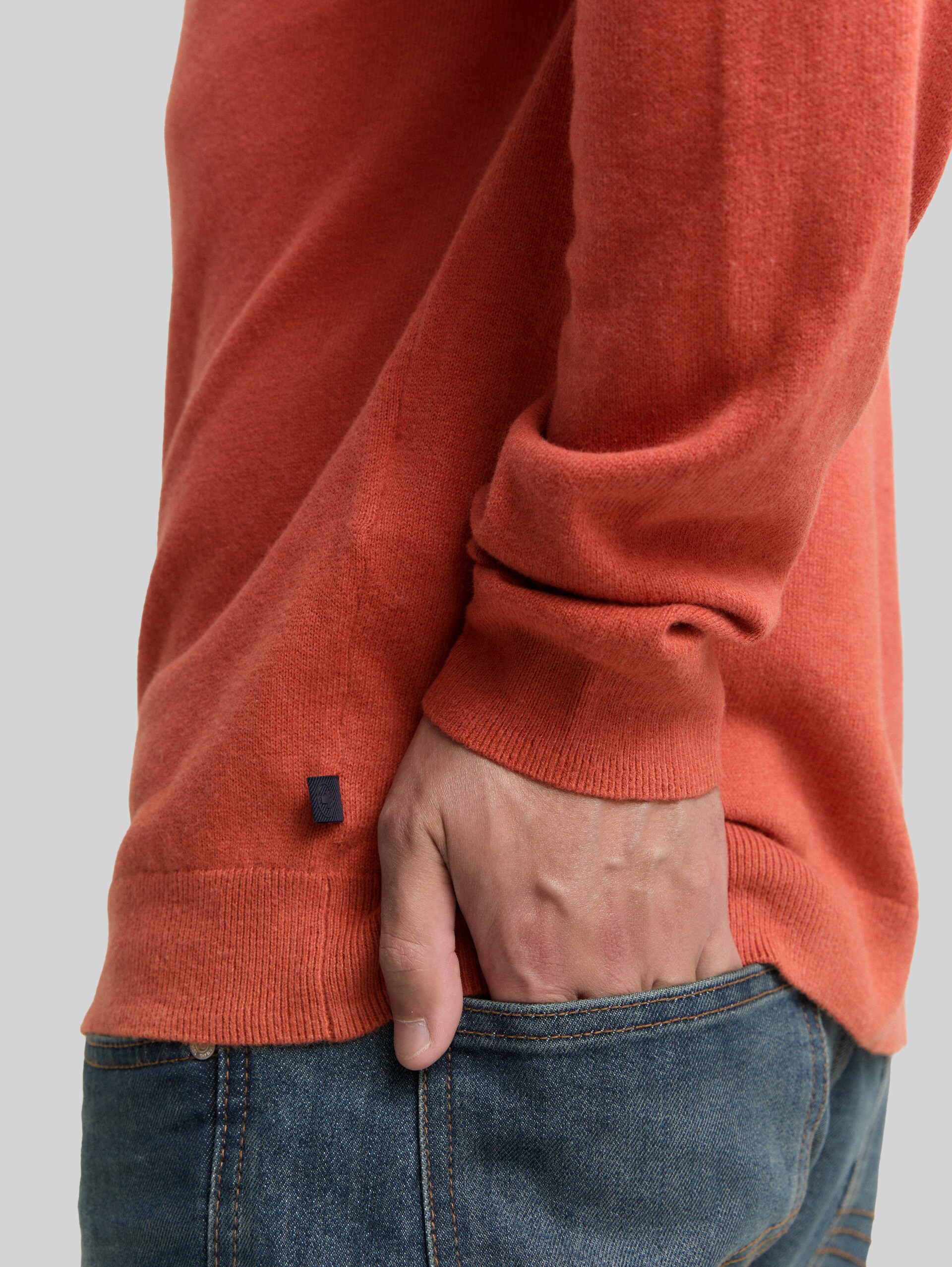 Knitted jumper with cashmere blend - rust red melange - Detail model view