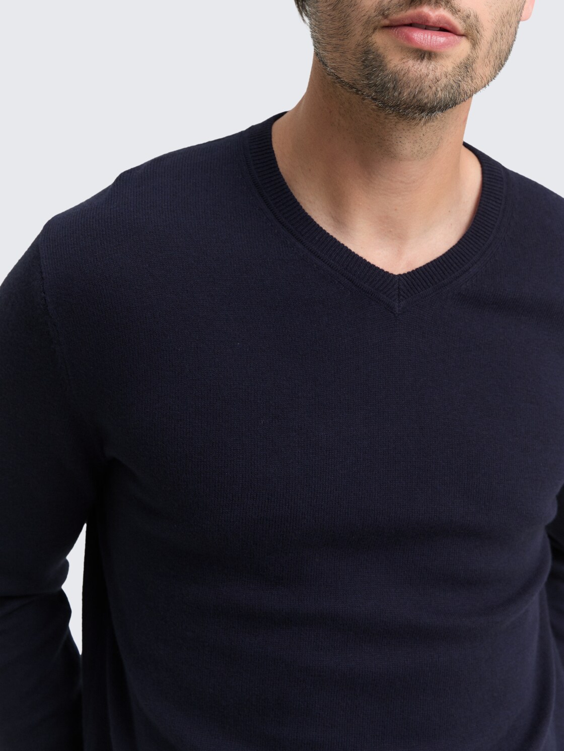 Strickpullover mit Kaschmir-Anteil - Knitted Navy Melange - Detail-Model-Ansicht