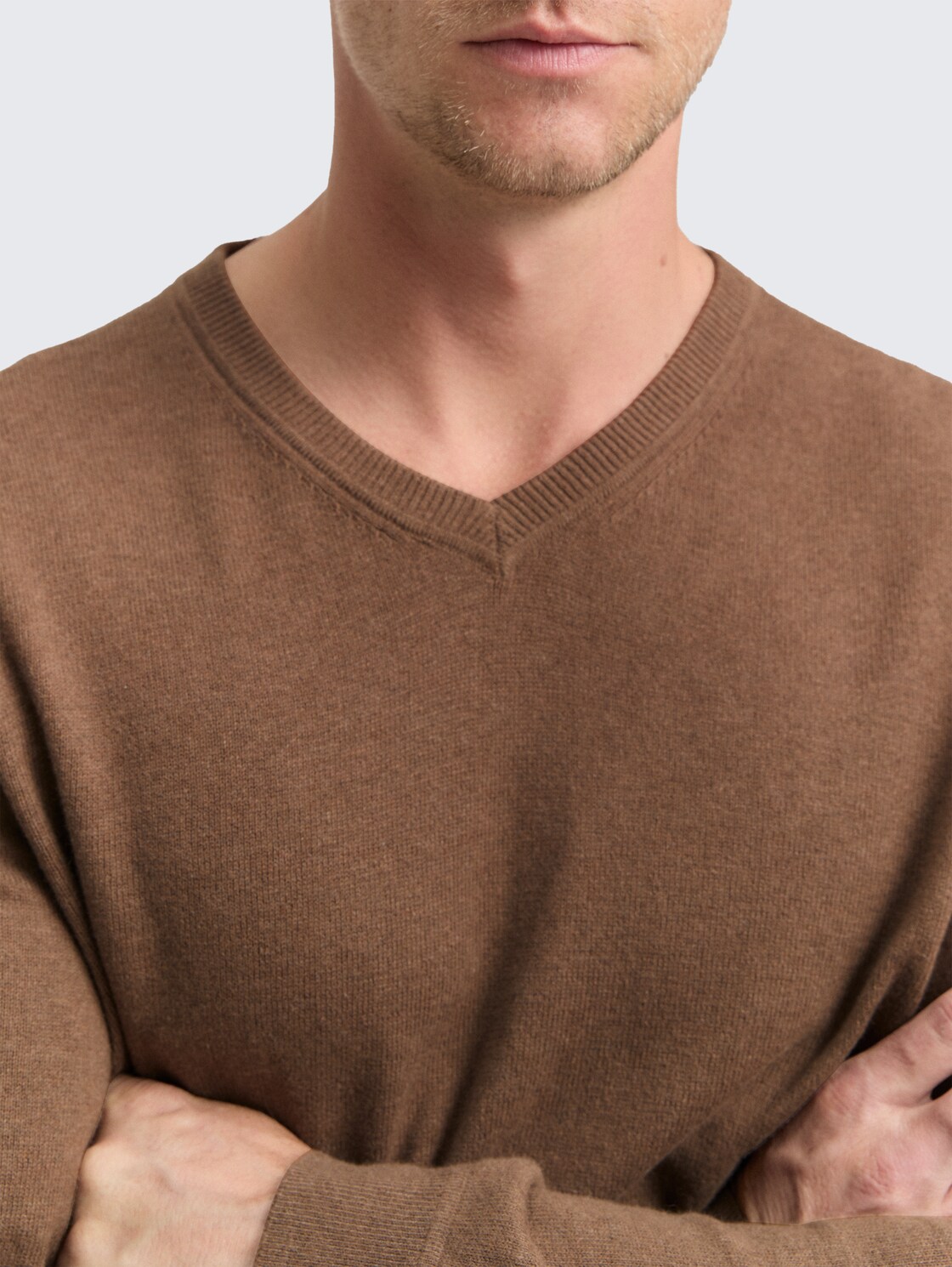 Strickpullover mit Kaschmir-Anteil - dark taupe melange - Detail-Model-Ansicht