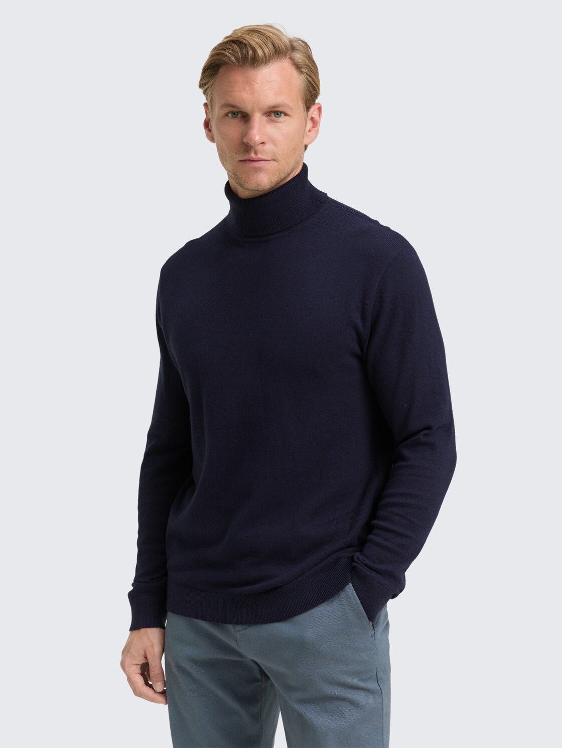 Rollkragenpullover mit Kaschmir-Anteil - Knitted Navy Melange - Ausschnitt Model-Vorderansicht
