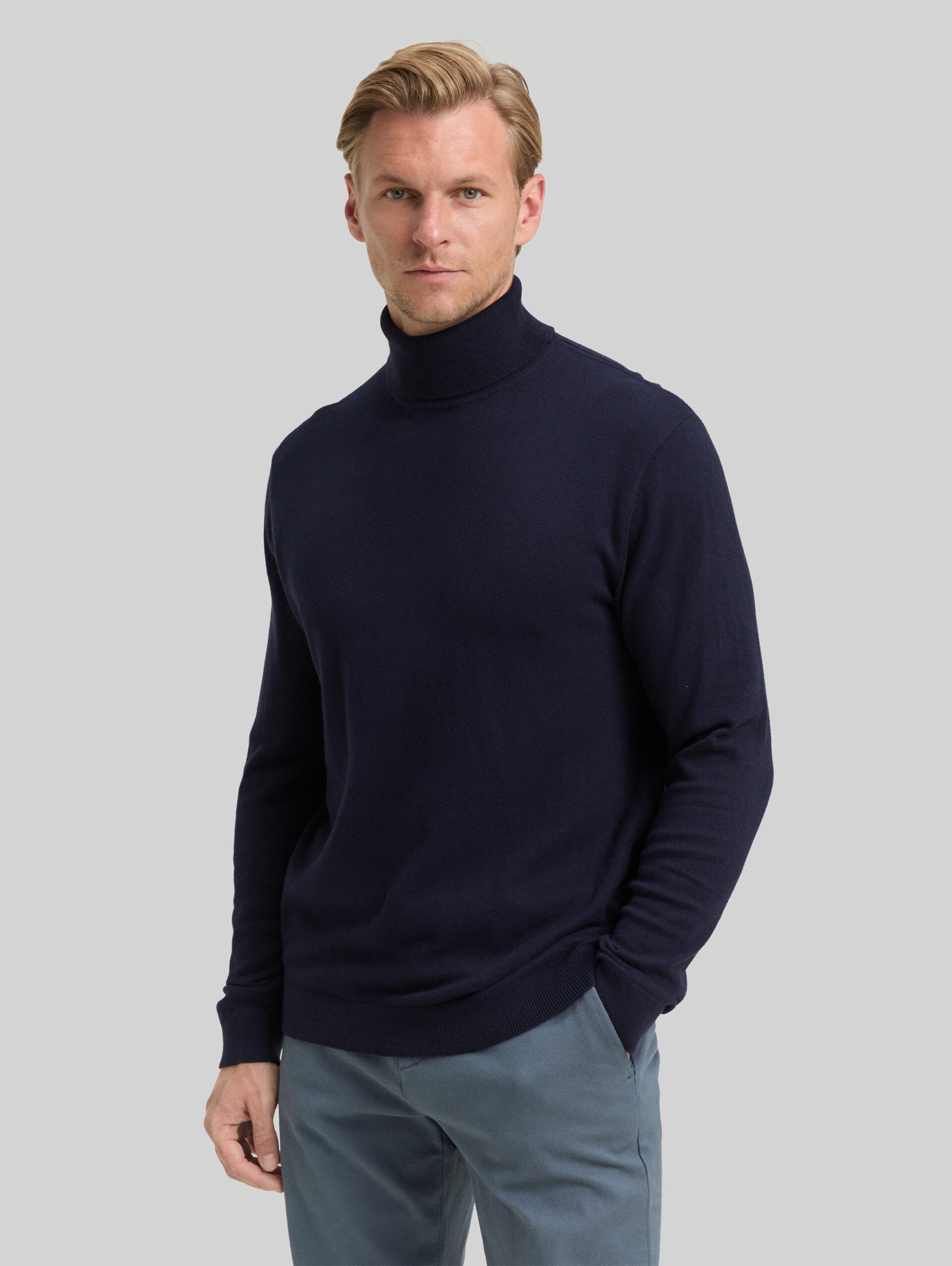 Turtleneck jumper with cashmere blend - Knitted Navy Melange - Neckline model front view