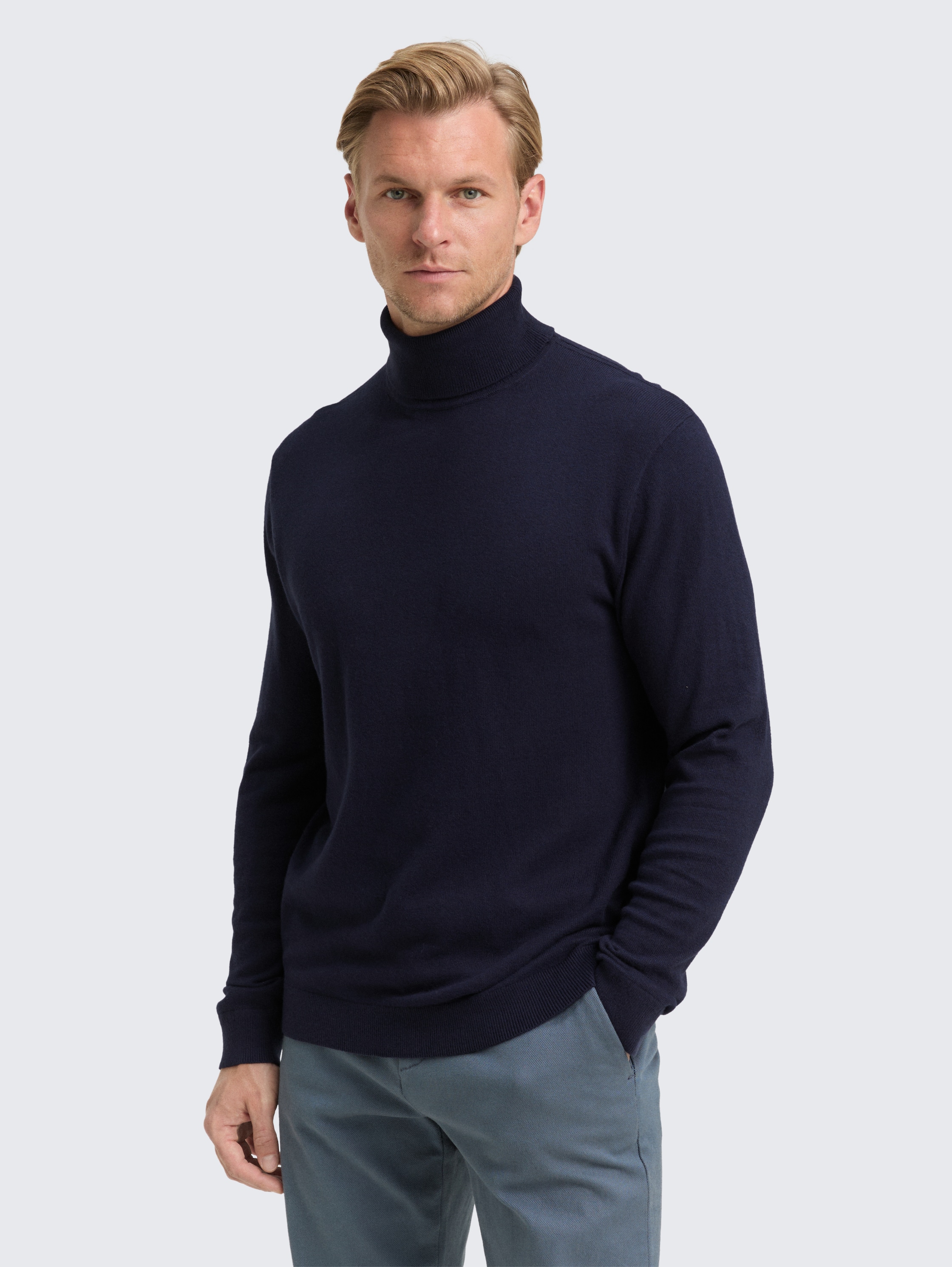 Rollkragenpullover mit Kaschmir-Anteil - Knitted Navy Melange - Ausschnitt Model-Vorderansicht