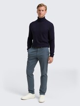 Rollkragenpullover mit Kaschmir-Anteil - Knitted Navy Melange - Model-Vorderansicht