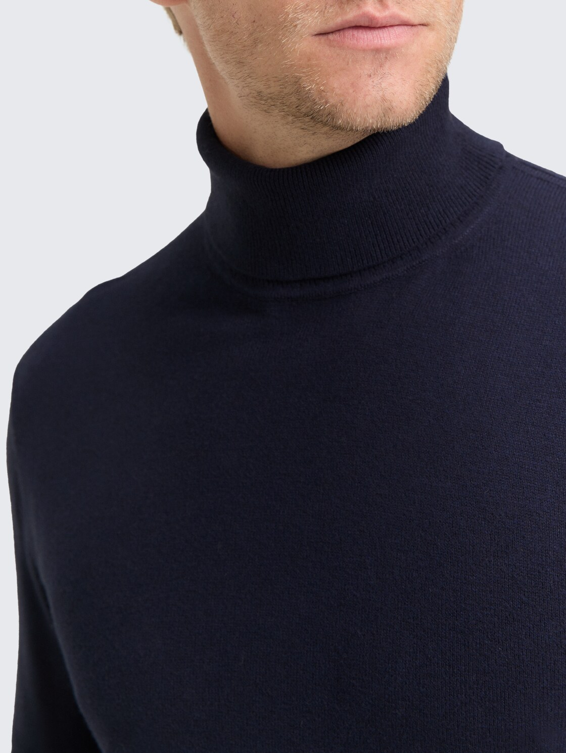 Rollkragenpullover mit Kaschmir-Anteil - Knitted Navy Melange - Detail-Model-Ansicht