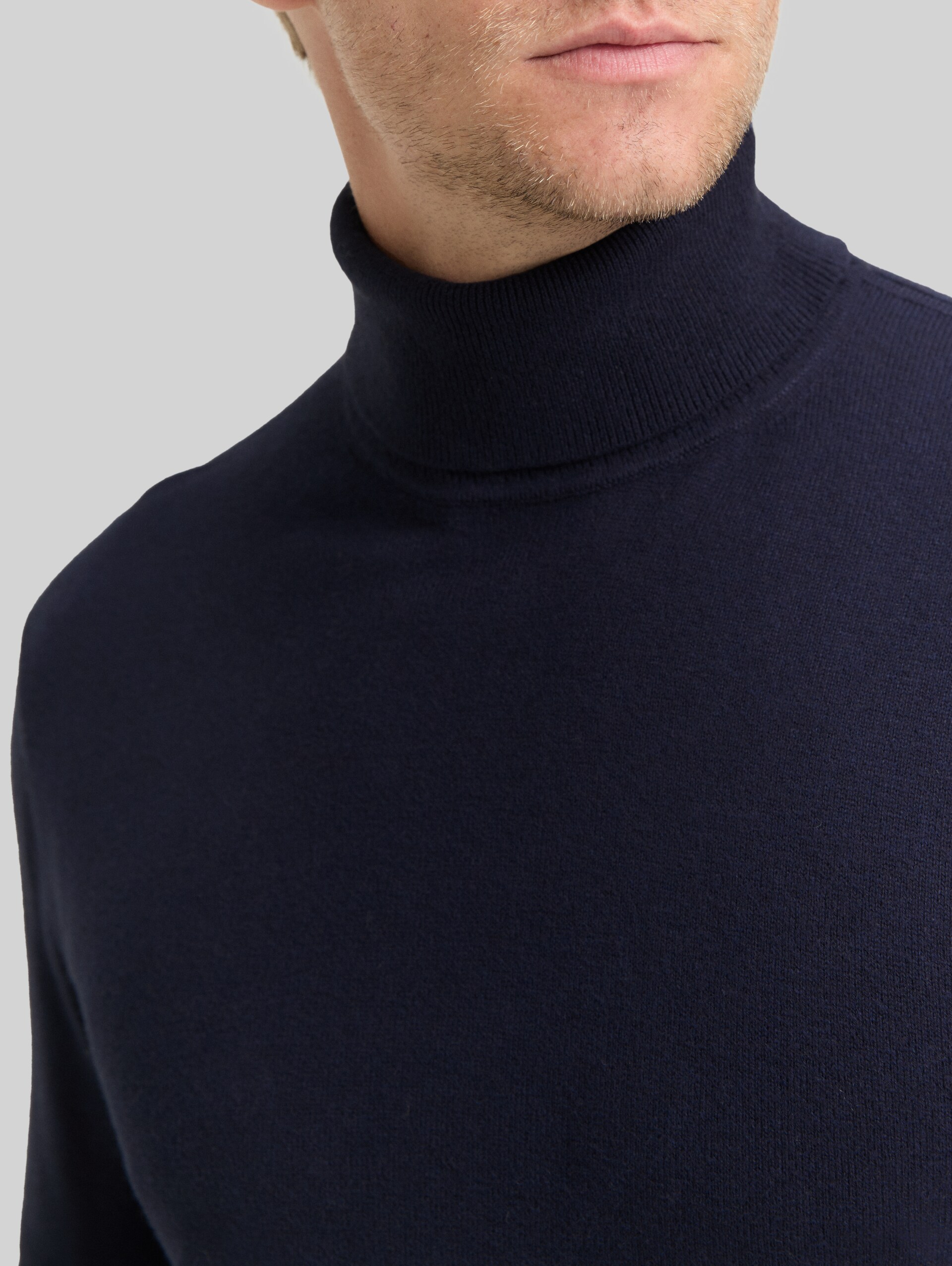 Turtleneck jumper with cashmere blend - Knitted Navy Melange - Detail model view