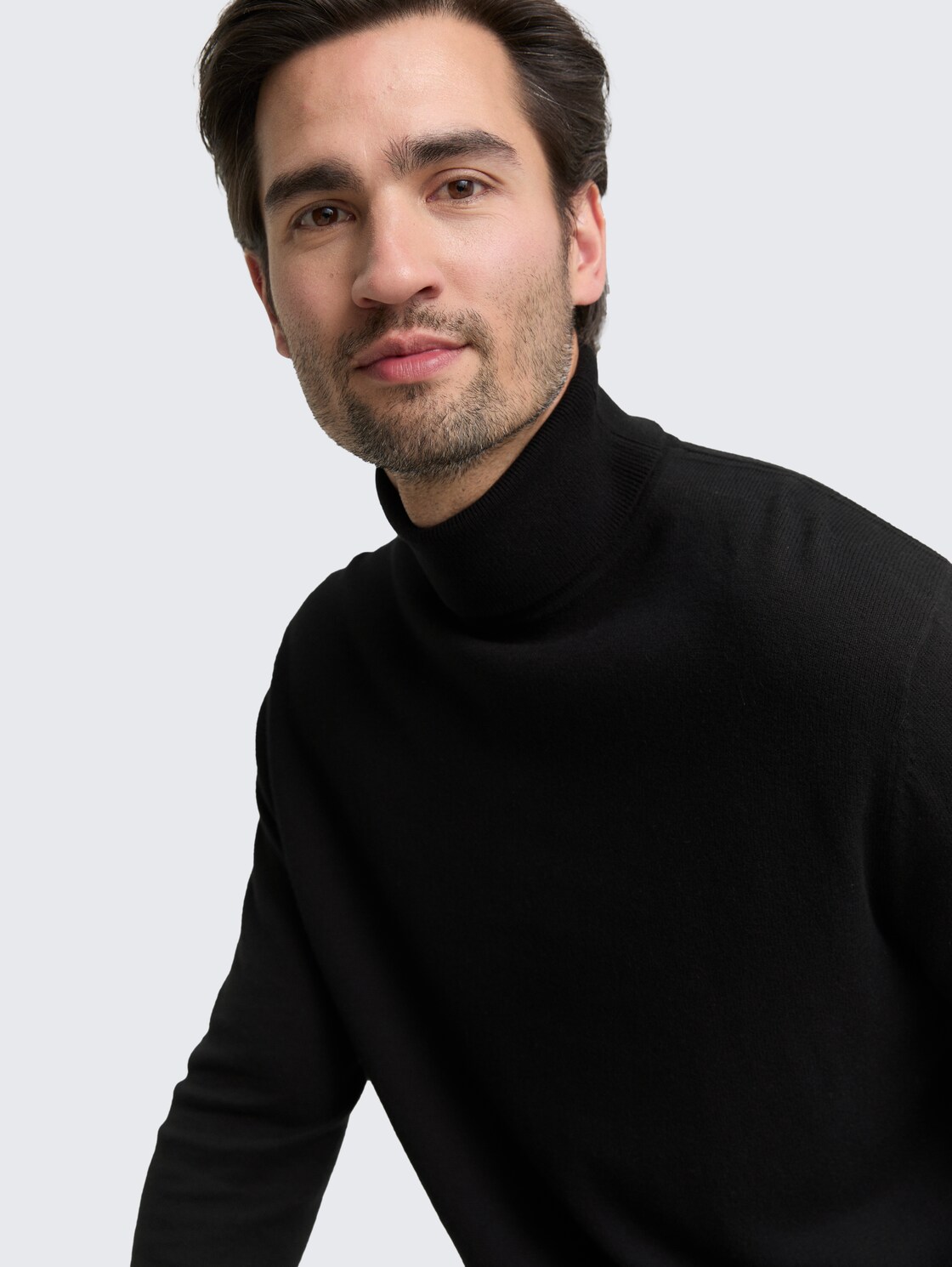 Rollkragenpullover mit Kaschmir-Anteil - Black - Detail-Model-Ansicht